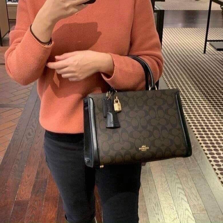 COACH ZOE CARRYALL IN SIGNATURE CANVAS เดอะเบสท์แห่งปี ต้องยกให้พี่คนสวยใบนี้เลย!! รุ่นที่สาวๆตามหา หายากอีกหนึ่ง กระเป๋าถือ/สะพายทรงสวย คลาสสิค ใบใหญ่จุคุ้ม มีดีเทลน่ารักๆที่แม่กุญแจ สามารถล็อคหัวซิปได้ กุญแจซ่อนในพวงหนังห้อยก็น่ารักไปอีก ภายในโล่งกว้าง 