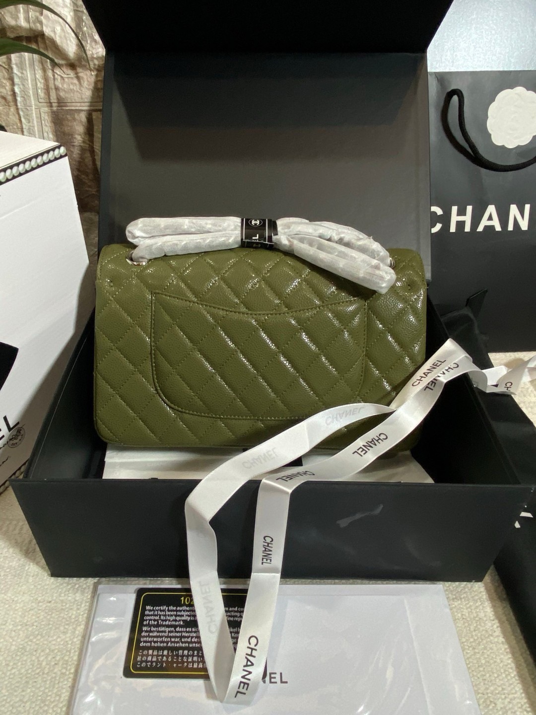 CHANEL Classic Medium Flap Bag กระเป๋าสะพายคลาสสิกรุ่นยอดนิยมตลอดกาล ดีไซน์เรียบหรูหราขับผิว งานหนังแท้สวยมาก มีอะไหล่เงินและทอง สุดยอดเดอะเบสท์ไอเท็ม