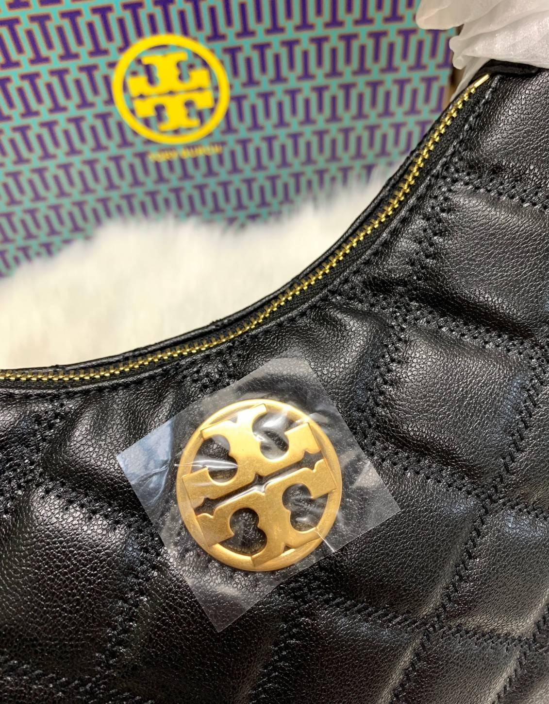 TORY BURCH WILLA MINI HOBO พร้อมส่งที่ไทย น้องน่ารัก กระทัดรัด น่าใช้มากๆเลยค่าา! กระเป๋หิ้วหรือสะพายข้างได้ ทรสวย หนังแท้อย่างดี หนังนิ่มลายนวม สวยมากๆค่ะ เปิดปิดกระเป๋าแบบซิป ภายในโล่งสามารถใส่กระเป๋าเงินใบยาวได้;ของจำเป็นอื่นๆได้พอประมานเลยนะคะ พร้อมช่