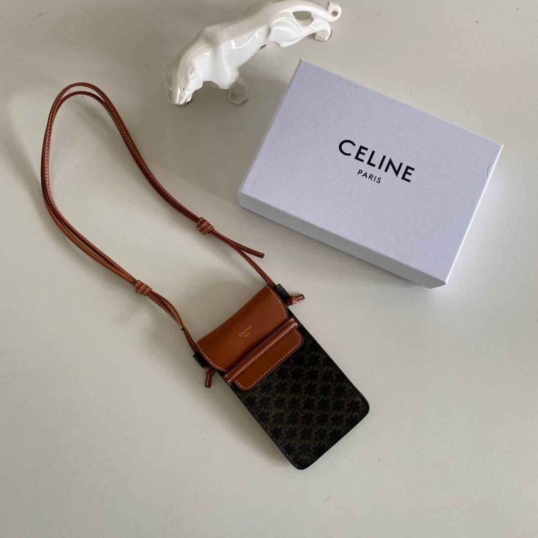 VIP 】พร้อมส่งที่ไทย!! CELINE Phone Pouch With Flap In Triomphe Canvas And Lambskin
