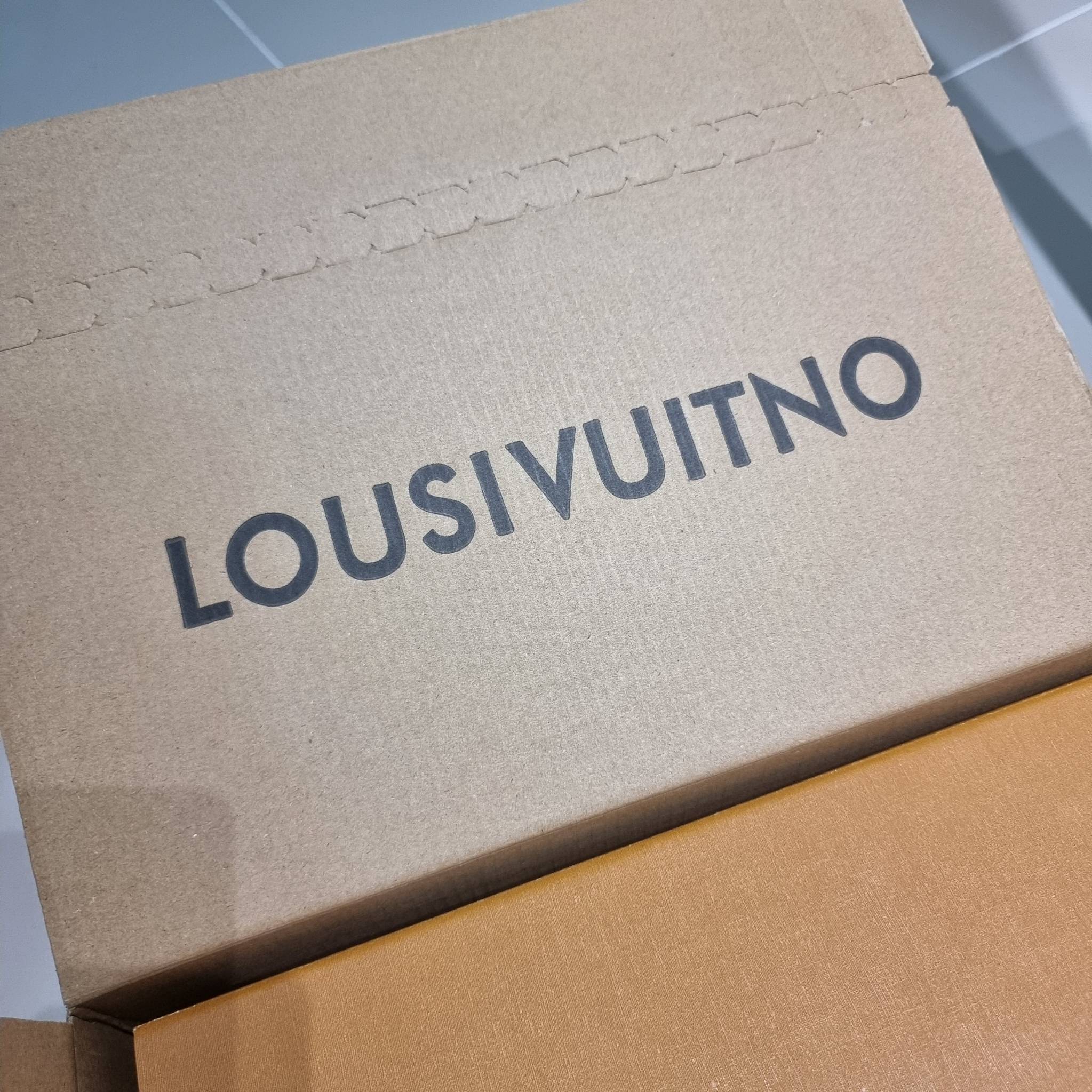 LV Onthego / LV crossbody tote bag กระเป๋าทรงโท้ทเวอร์ชั่นดั้งเดิม ที่คลาสสิค ผู้ดี หรูหรา โทนสีใช้งานง่าย ได้ทุกลุค ทุกสไตล์ วัสดุหนังลูกวัว ผิวลายเกรน มาพร้อมหูจับในตัว คล้องแขนก็ดูแพง หรือจะเกี่ยวสายครอสสะพายก็อัพลุคได้เลย ภายในโล่งกว้างมาก มีอะไหล่เกี