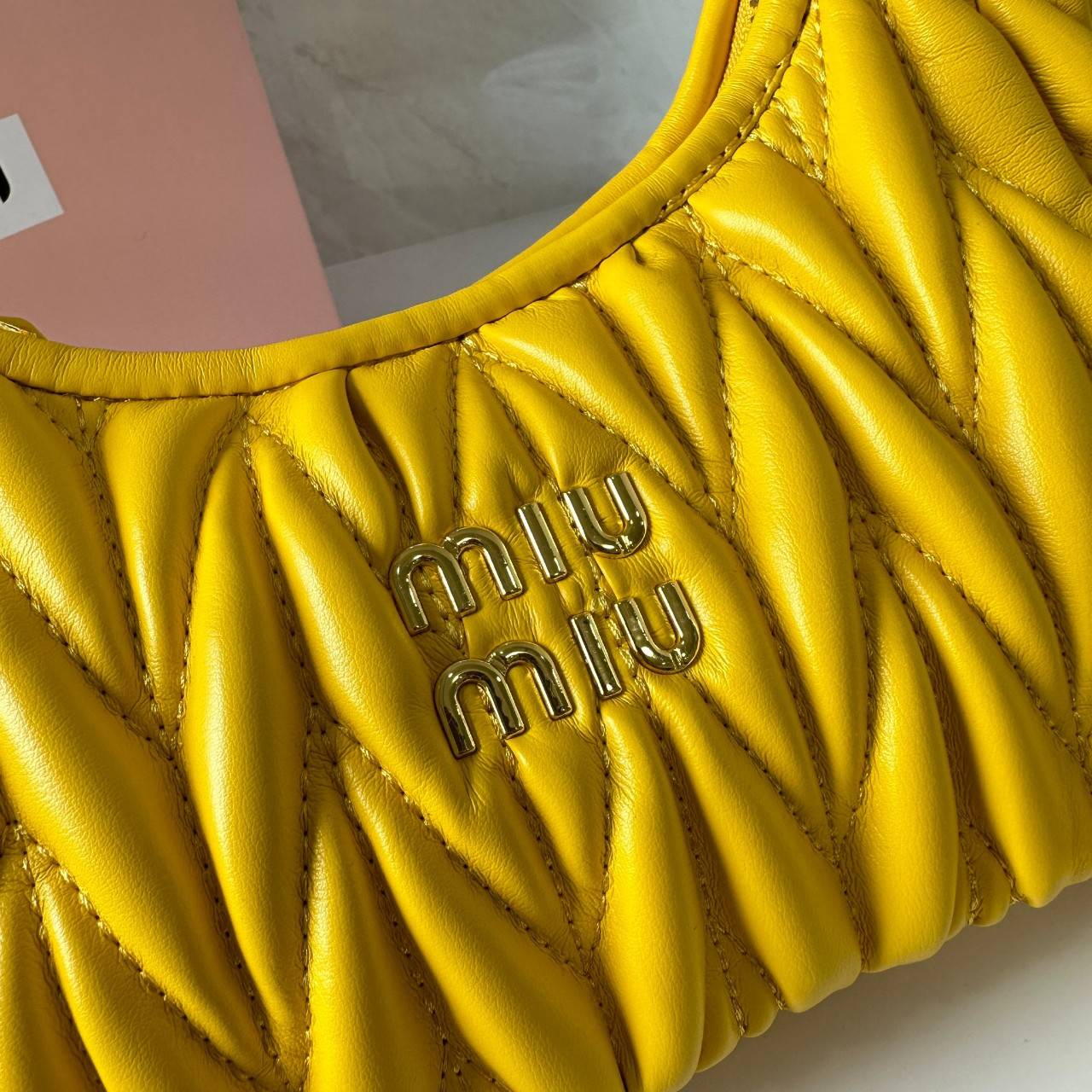 MIU MIU WANDER MATELASSÉ MINI HOBO BAG กระเป๋าถือ/กระเป๋าสะพายข้าง แบรนด์ดังจากอิตาลี ด้วยเอกลักษณ์ความโดดเด่น