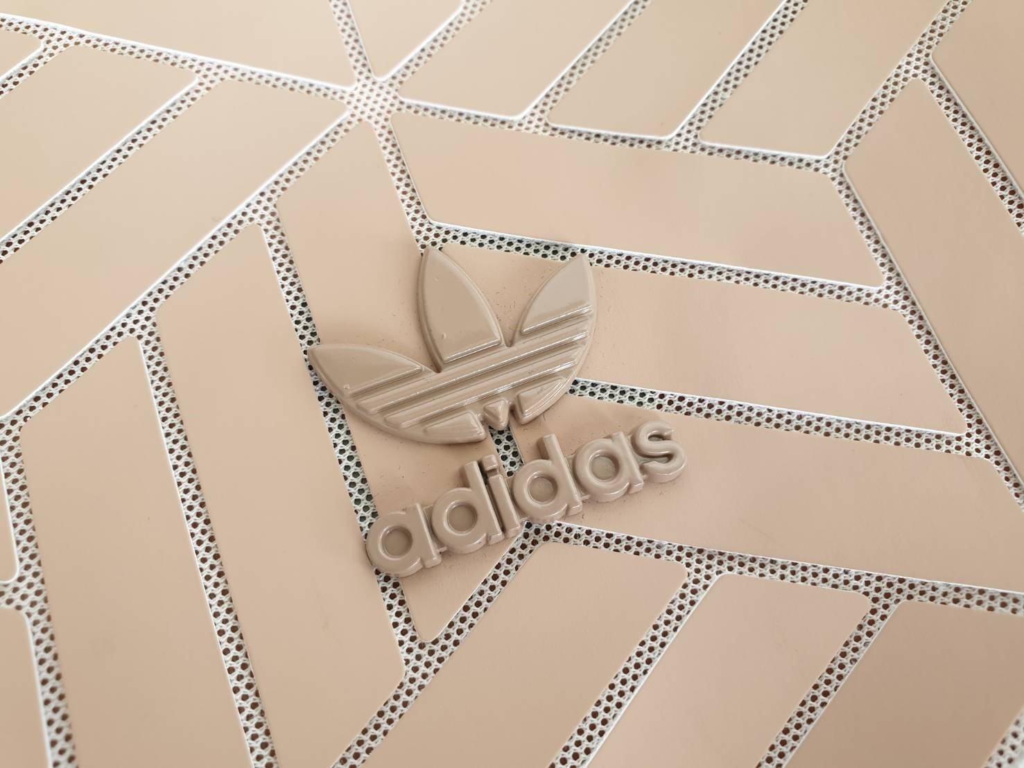 Adidas Original Shopper 3D Tote Bag Trefoil Handbag . Classic Sports กระเป๋าถือหรือสะพาย ลาย graphic ทรง sport วัสดุ polyurethaneเนื้อ matte หนังนิ่ม น้ำหนักเบา เปิดปิดด้วยซิป ภายในกว้างโล่ง ใส่ A4, iPad และของใช้ได้เยอะ Unisex ใช้ได้ทั้ง ช ญ ค่ะ