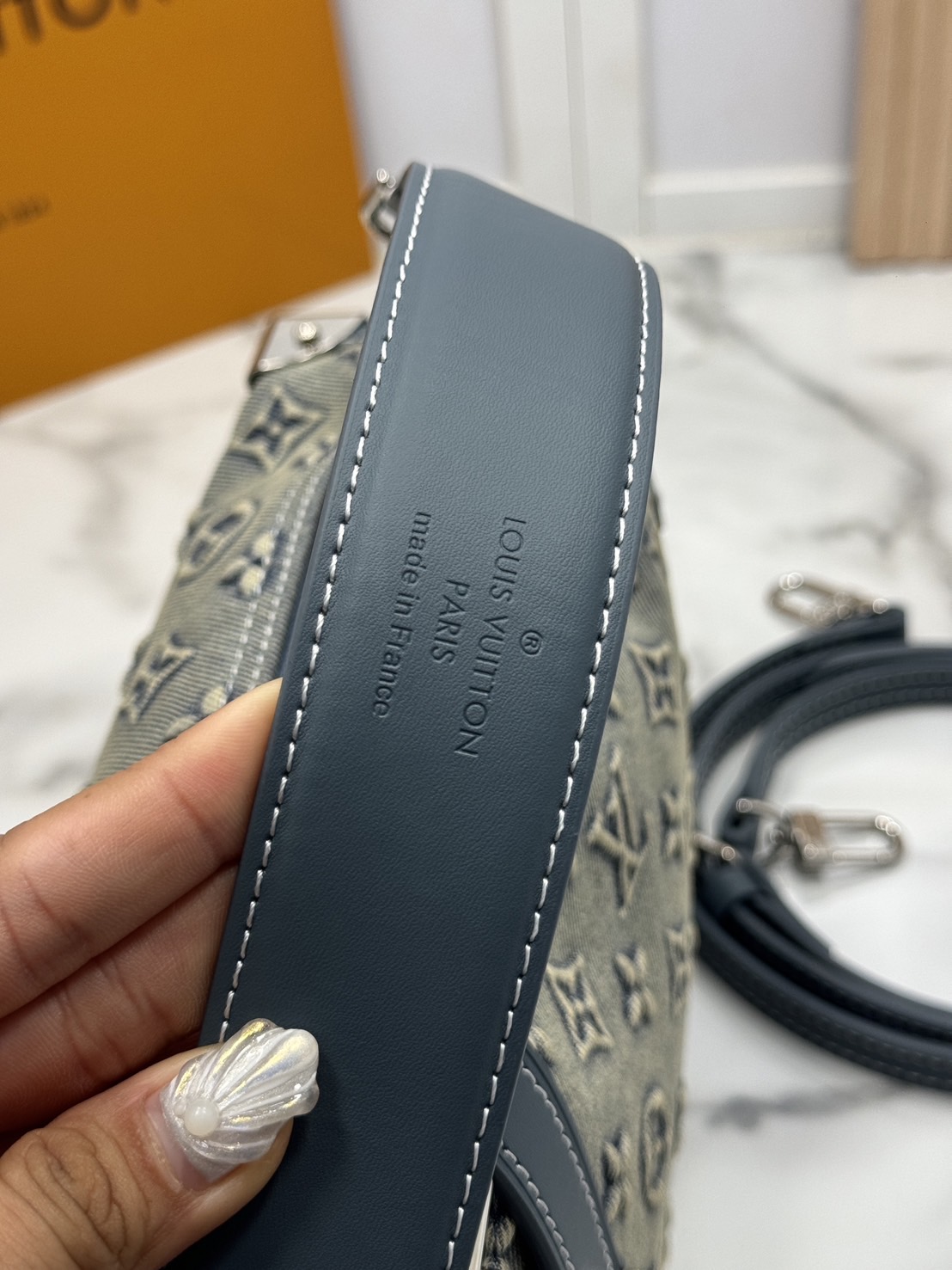 LV Side Trunk Monogram Denim Bag กระเป๋าสะพายทรงกล่องเดนิมซีดสไตล์วินเทจ ปั้มนูนโลโก้ลายโมโนแกรม ไอเท็มหรูหราย้อนยุค ผสมผสานความทันสมัย รูปทรงกล่องสัดส่วนสวยลงตัว โดดเด่นชวนมอง