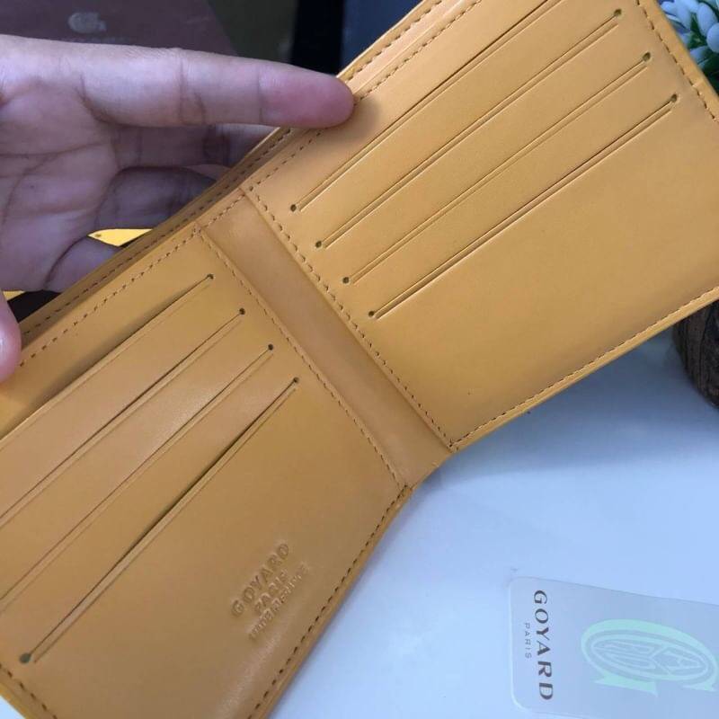 VIP GIFT 】GOYARD Victoire Bifold Wallet กระเป๋าสตางค์ผู้ชายใบสั้น พร้อมส่ง 6 สี พร้อมกล่องสวยหรูน่าใช้มากค่ะ อีกรุ่นที่ยอดขายไม่เคยตก 🤑🤑 ใบจริงดูผู้ดี ดูแพง!! ภายในมีช่องใส่บัตรได้เยอะ ใส่ธนบัตรได้ทุกใบ ห้ามพลาดจร้าา!! ((รุ่นเดินด้ายโทนสีเ