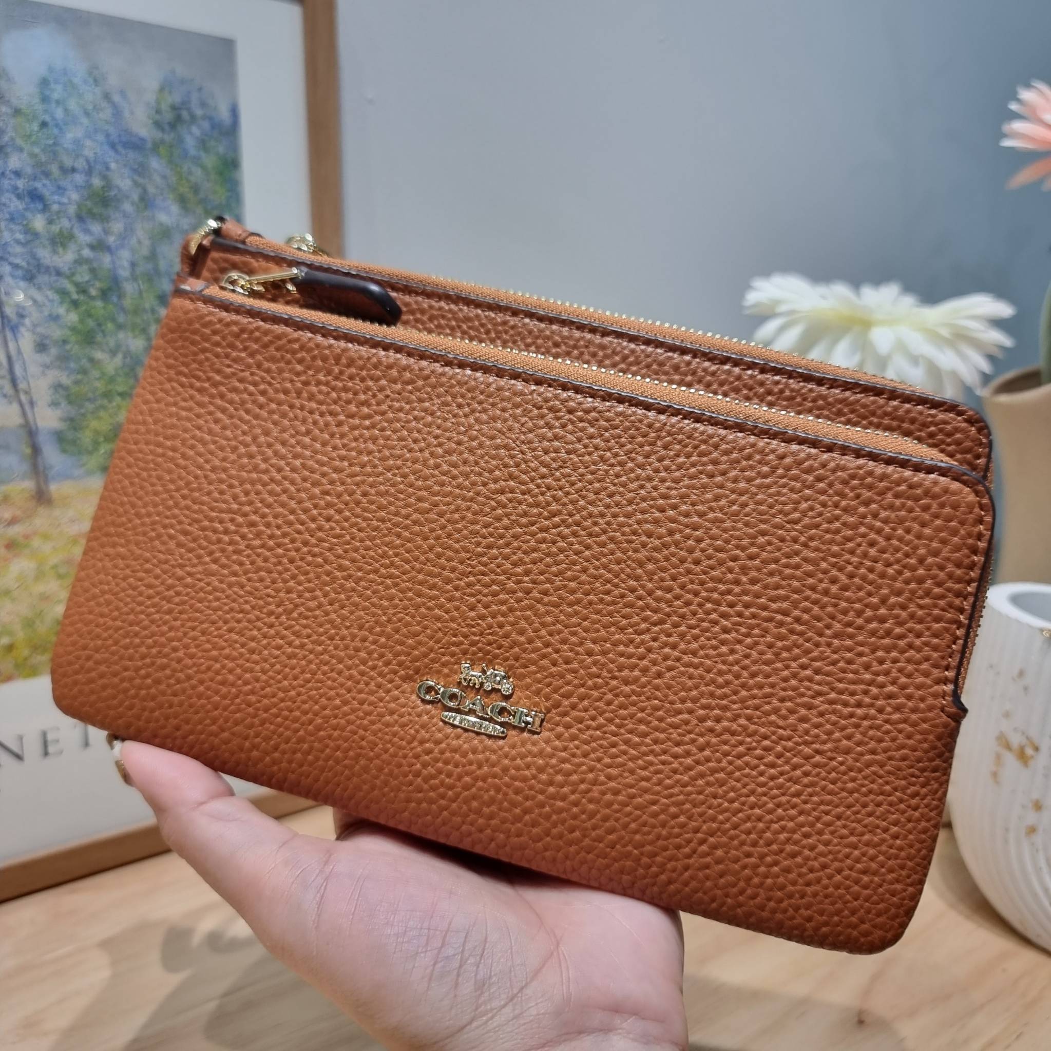 COACH DOUBLE ZIP WALLET IN SIGNATURE CANVAS / C5576 / C5610 / C7313 พร้อมส่ง 8 สี ใหม่ล่าสุด คอล 2023 กระเป๋าคล้องมือใบใหญ่ ดีไซน์ใหม่เล่นระดับ เพิ่มลูกเล่นและดีเทลให้ดูน่าใช้ยิ่งขึ้น