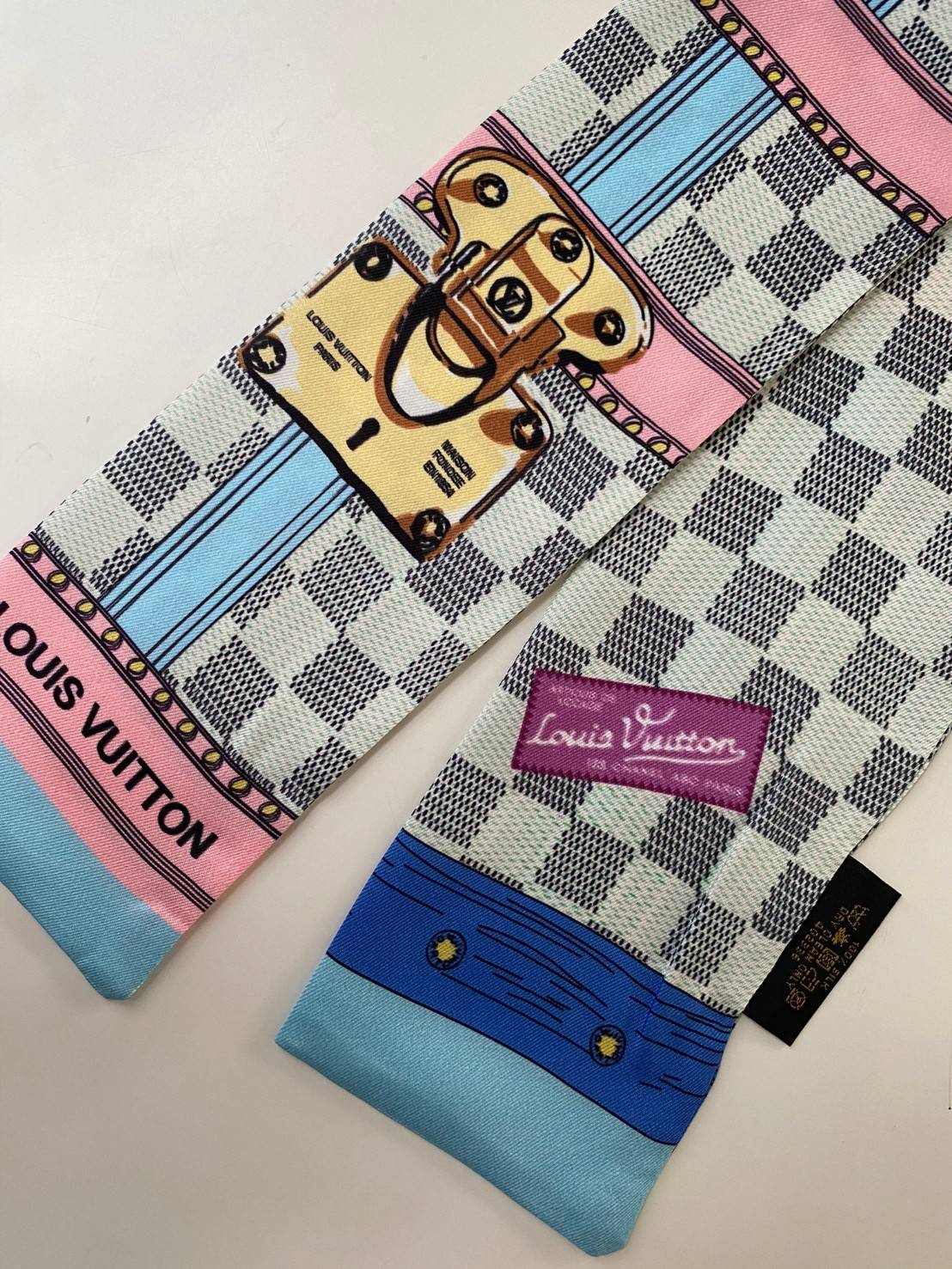 พรีเมี่ยมกิ๊ฟแท้ 100% 】พร้อมส่งที่ไทยที่นี่ที่เดียว CHANEL & LOUIS VUITTON TWILLY SCARF SILK ใช้งานได้อเนกประสงค์ หลากหลายตามไอเดีย