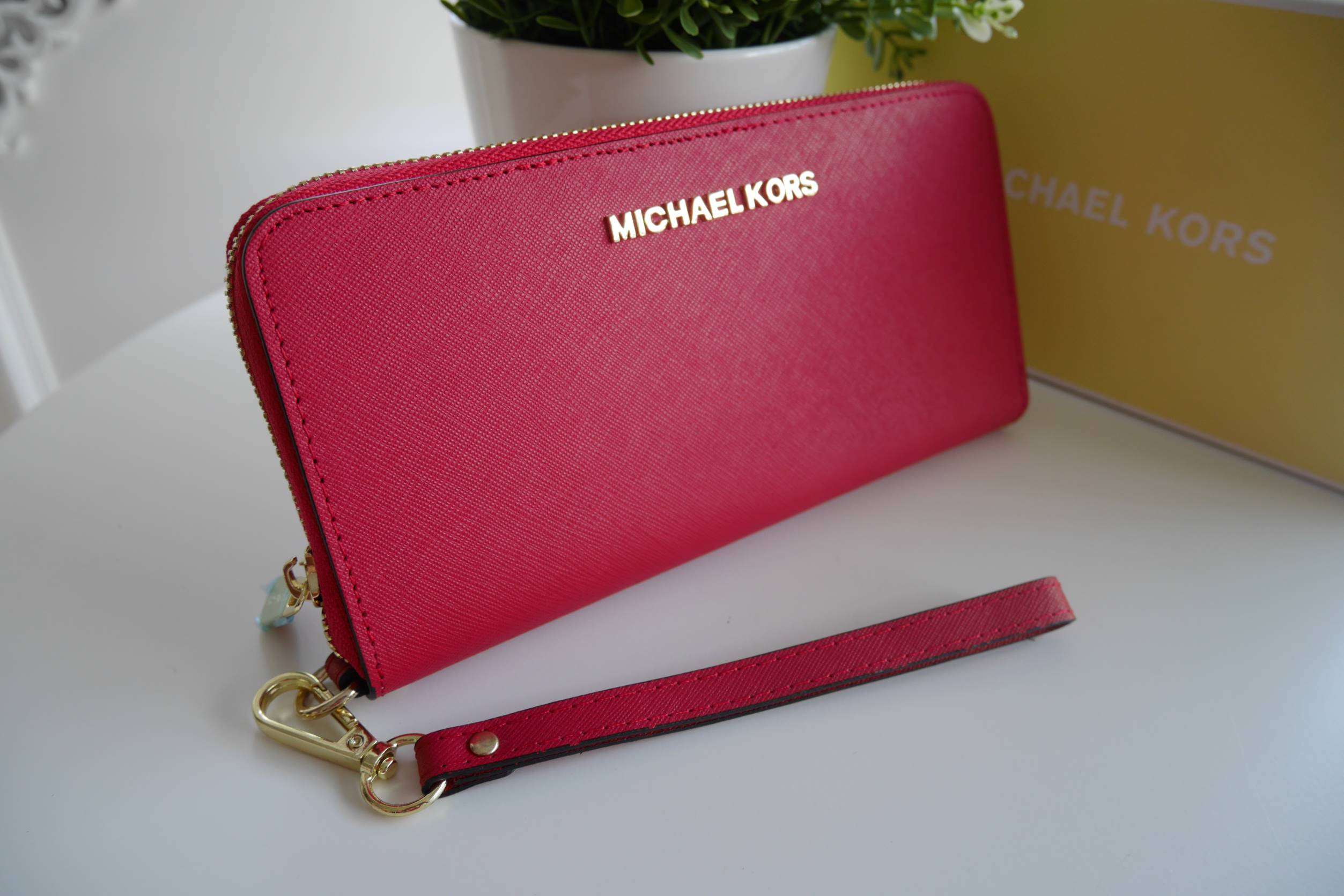 Best seller! งานขายดี รุ่นใหม่คะ Michael kors saffiano Wallet กระเป๋าสตางค์ใบยาว หนัง Saffiano ซิปรอบ สวยหรู มาก อะไหล่ปั้มโลโก้แบรนด์ ด้านในมีช่องใส่บัตร เยอะม้ากกก อีกด้านมีช่องแบงค์+ซิปใส่เหรียญ จุของได้เยอะจริงๆคะ ใส่ iphone 6+ ได้ สวยหรูดูดี อุปกรณ์ค