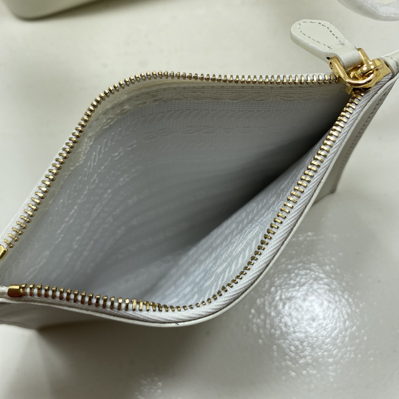 TOP ORI หนังแท้ | Prada Large perforated leather tote bag กระเป๋าทรงโท้ทใบใหญ่ ใจบางที่สุดกับคอลเลคชั่นนี้ ที่เพิ่มดีเทลความแพงด้วยการฉลุลวดลายรอบใบ ถักทอเป็นเส้นลายสานที่สวยงามมาก งานฝีมือจริงๆ