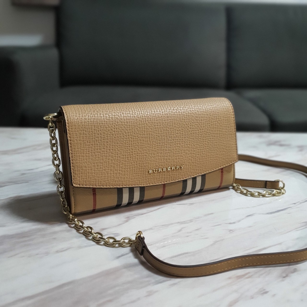 พรีเมี่ยมกิ๊ฟแท้ 100% 】BURBERRY CROSSBODY BAG กระเป๋าสะพายพรีเมี่ยมกิ๊ฟรุ่นใหม่ล่าสุด Limited จาก BURBERRY Perfume DutyFree วัสดุทำจากหนังสลับผ้าลายแบรนด์ เปิดปิดด้วยกระดุมแม่เหล็ก