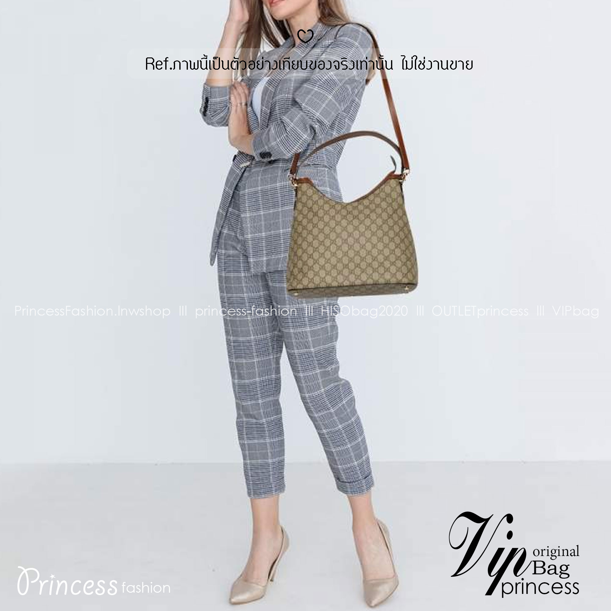 GUCCI GG Supreme Monogram Linea A Hobo Brown กระเป๋าทรงโฮโบวินเทจใบใหญ่ จุของได้เยอะ ลายโมโนแกรมคมชัด ตกแต่งกระเป๋าด้านหลังเพิ่มกิมมิกสวยน่าสนใจ เป็นอีกใบที่เรียบหรูดูแพง