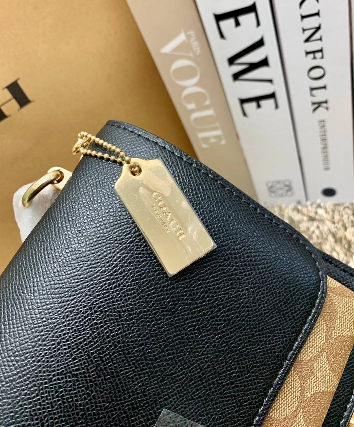 พร้อมส่งถึง8สี ห้ามพลาดค่ะ! COACH KLARE CROSSBODY BAG ((91019//91174//90400//1424//90635)) พร้อมส่งที่ไทย กระเป๋าสะพายครอสบอดี้ร์หรือสามารถทบเป็นสายคู่คล้องไหล่ได้ด้วยค่ะ หนังแท้ แต่ละสีทำลายหนังได้สวยงามแตกต่างกันออกไปนะคะ ✔️ห้อยด้วยป้ายแบรนด์แบบโ