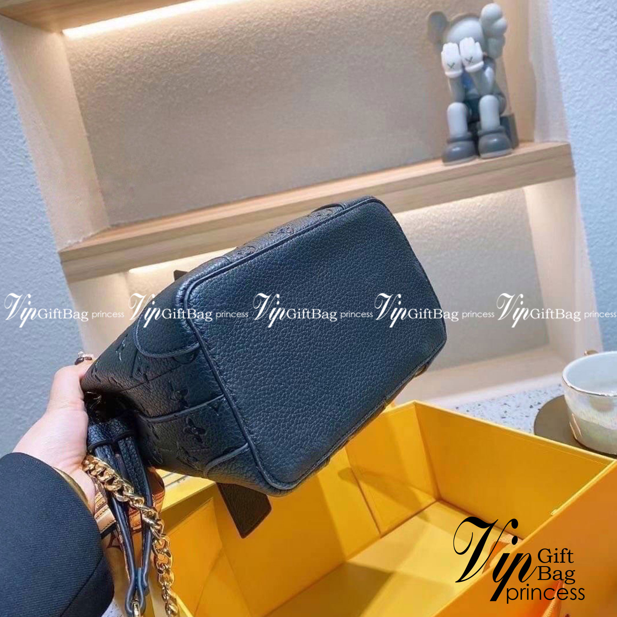 LV NeoNoe Beloved Monogram กระเป๋าสะพายทรงหรูหรา มีสไตล์ เป็นเอกลักษณ์ลงตัวสมบูรณ์แบบ จุของได้เยอะมาก งานปั้มลายโมโนแกรมเต็มใบ ใบจริงสวยมากกกก ได้สวยก่อนใคร ต้องจัดแล้วจ้า พร้อมส่งความสวยที่นี่ ที่เดียว!!