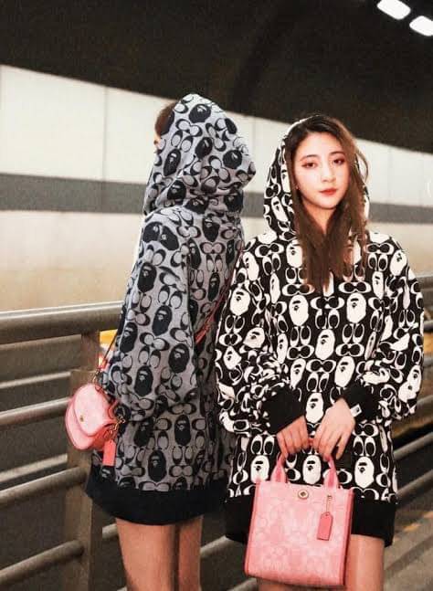 Coach Bape X Coach Tote 22 In Signature Jacquard กระเป๋าถือและครอสบอดี้โท้ทมินิไซส์ รุ่นใหม่สุดฮอต!! ใบจริงคือน่ารักม้ากกกก!! สวยอยู่ทรง มี 2 สี น่ารักน่าใช้ วัสดุหนังแคนวาส มาพร้อมหูจับในตัวและสายสะพายข้าง ถอดออกหิ้วเก๋ๆก็ได้ หรือสะพายถ่ายรูปชิคๆก็ดูดี ล