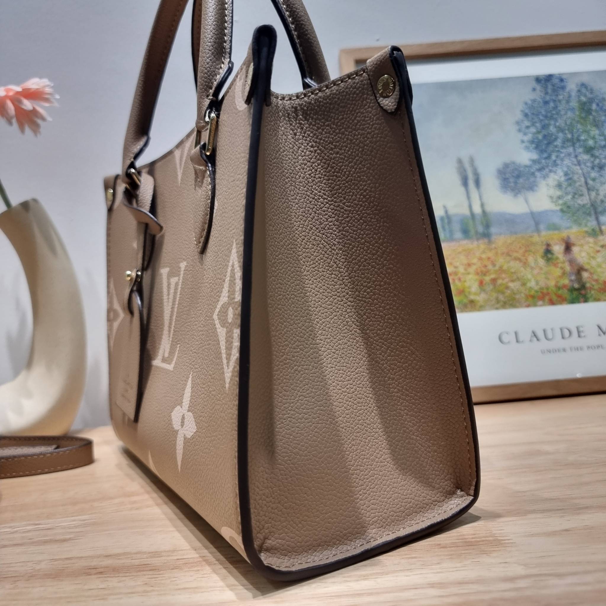 LV Onthego / LV crossbody tote bag กระเป๋าทรงโท้ทเวอร์ชั่นดั้งเดิม ที่คลาสสิค ผู้ดี หรูหรา โทนสีใช้งานง่าย ได้ทุกลุค ทุกสไตล์ วัสดุหนังลูกวัว ผิวลายเกรน มาพร้อมหูจับในตัว คล้องแขนก็ดูแพง หรือจะเกี่ยวสายครอสสะพายก็อัพลุคได้เลย ภายในโล่งกว้างมาก มีอะไหล่เกี