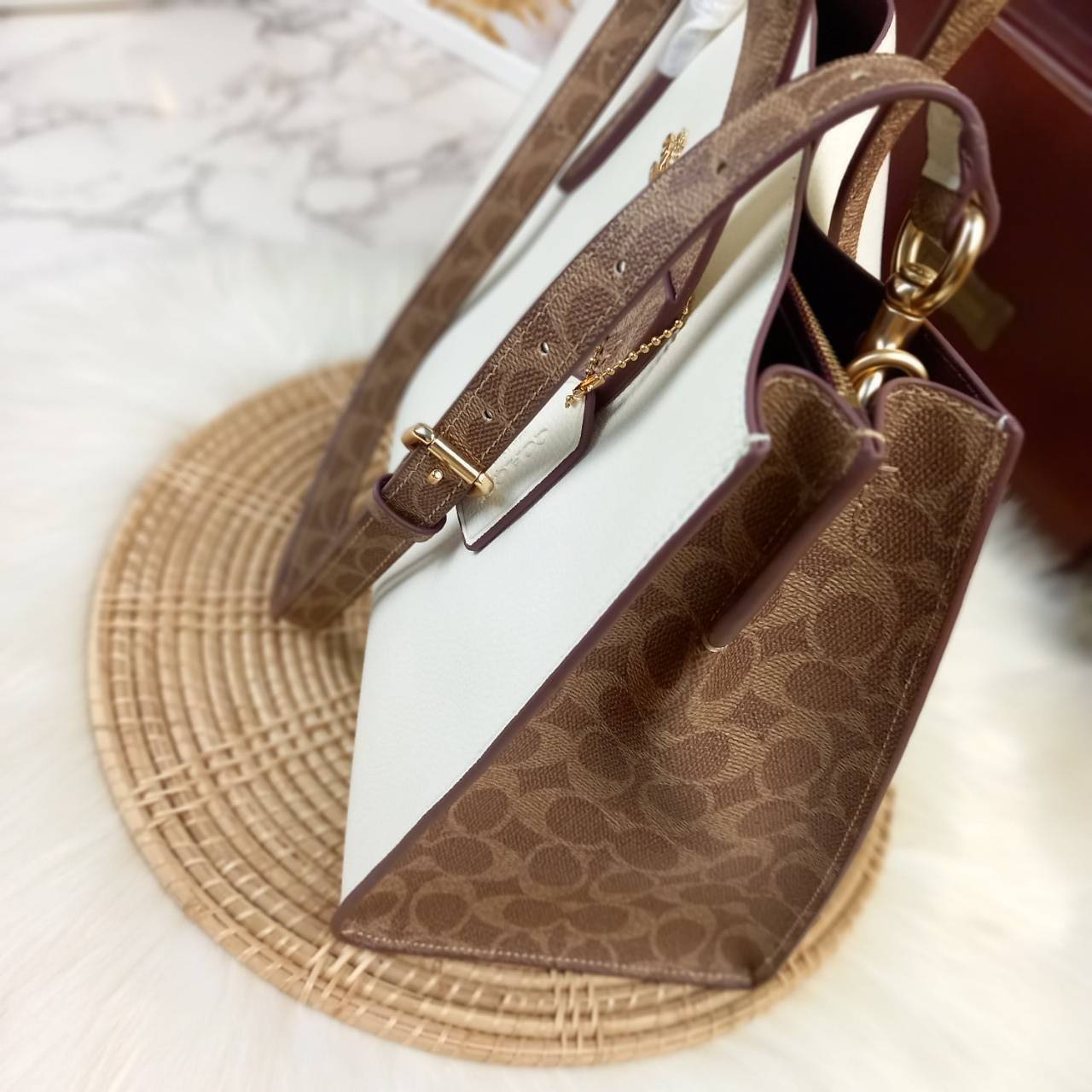 COACH CHARLIE CARRYALL IN SIGNATURE CANVAS (31210) ðšāđāļĢāļĩāļĒāļāļŦāļĢāļđ āļāļĨāļēāļŠāļŠāļīāļ//āļāļĢāļ°āđāļāđāļēāļāļ·āļ āļāļĢāļ°āđāļāđāļēāļŠāļ°āļāļēāļĒ āļāļĢāļ TOTE āļŠāļļāļāļŦāļĢāļđāļŦāļĢāļē āļāļĩāđāļāļāđāđāļāđ āđāļĄāđāļāļģāđāļ// āļ§āļąāļŠāļāļļāđāļāļāļ§āļēāļŠ āļāļŠāļĄāļŦāļāļąāļāđāļāđāļāļļāļāļ āļēāļāđāļĒāļĩāđāļĒāļĄ āļĢāļđāļāļāļĢāļāđāļāļāđāļāđāļ āļĨāļēāļĒ SIGNATURE āļŠāļ§āļĒāļĄāļēāļ// āļāđāļēāļāđāļāļĄāļĩ 2 āļāđāļāļāđāļĨāđāļāļāļ§āđāļēāļ āđāļĨāļ°āļāļĩāļ 1 āļāđāļāļāļāļīāļāļ