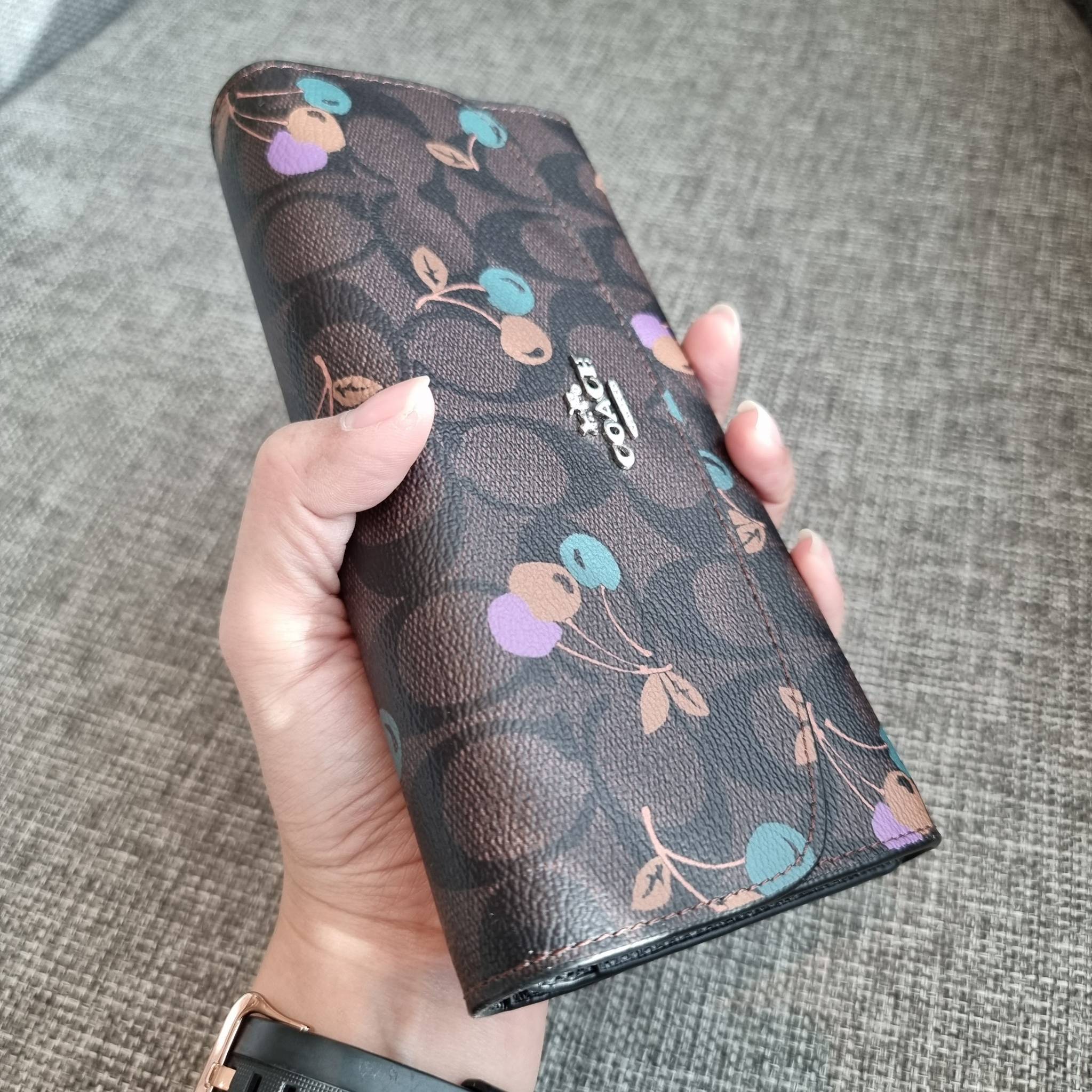 OUTLET 】COACH F31562 SLIM ENVELOPE WALLET IN SIGNATURE CANVAS WITH CHERRY PRINT คอลเลคชั่นใหม่ล่าสุด ต้อนรับนิวเยียร์ไปเลย!! 🍒🎊 กระเป๋าสตางค์รุ่นขายดี ทรงจดหมายรุ่นฝาพับ ดีไซน์ลายเชอร์รี่ น่ารักสดใส วัสดุหนังแคนวาสเคลือบลาย ภายในใส่มือถือไ