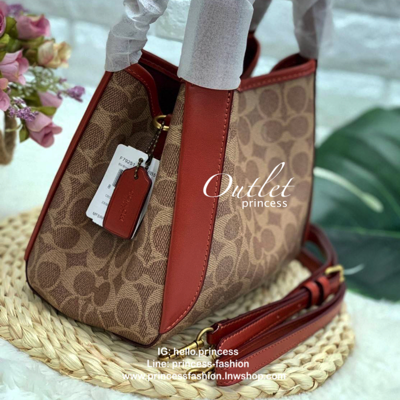 COACH HADLEY HOBO 21 BAG กระเป๋าถือหรือสะพายข้าง เรียบหรู หนังแกะแท้ ลาย signature brand หนังนิ่ม ปรับเปลี่ยนได้ 2 ทรง ปากกระเป๋ามีกระดุมแม่เหล็ก พร้อมตะขอเกี่ยว ภายในกว้าง ใส่ wallet ยาว mini iPad และของใช้ได้จุ พร้อมสายสะพายยาว ถอด ปรับระดับได้ค่ะ Must 