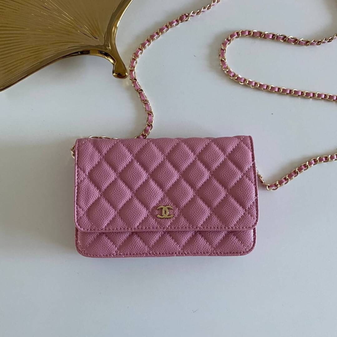 หนังแท้ VIP GIFT CHANEL CLASSIC CROSSBODY CHAIN IN PASSTEL BAG ทำไมน่ารักขนาดนี้ ^^ สีโทนพาสเทลละมุนมากค่ะ งานหายาก สายคิ้วห้ามพลาดเลยน้าาา วัสดุหนังลายคาเวียร์ อยู่ทรงคุณภาพดีตามแบบฉบับของแบรนด์ ขนาดกำลังดี น้ำหนักเบา ด้านหน้ามีโลโก้แบรนด์อะไหล่หรู มีช่อ