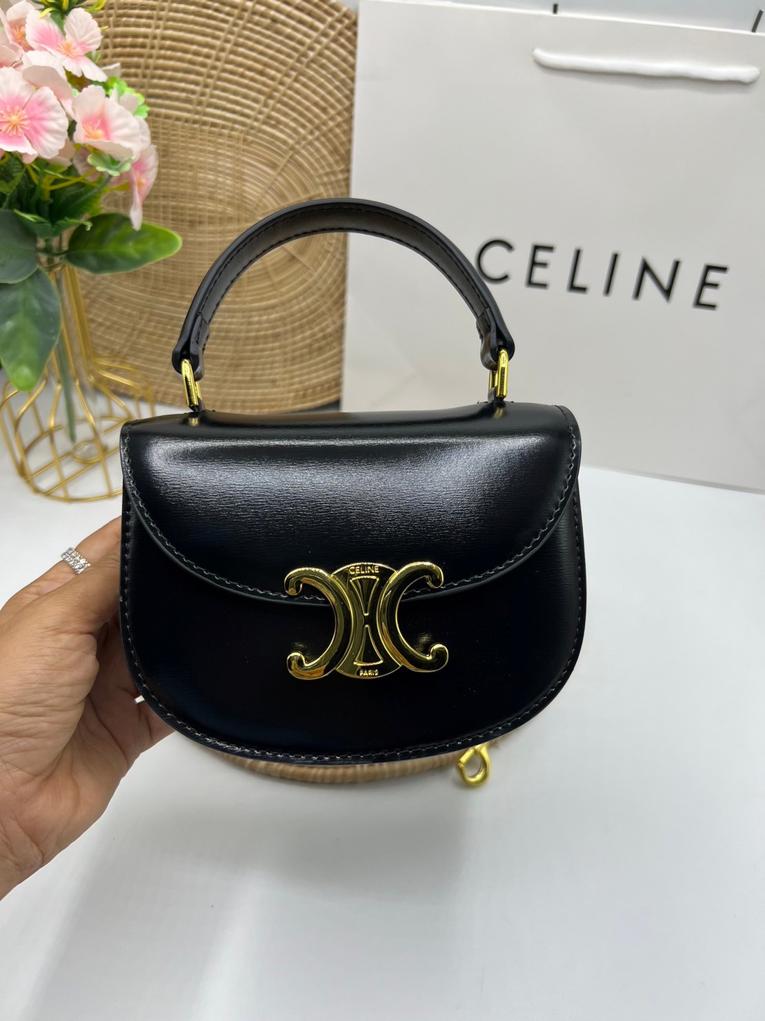 CELINE Mini besace triomphe in shiny top handle กระเป๋าสะพายคาดลำตัวพร้อมหูจับถนัดมือ น่ารักมาก รุ่นใหม่ล่าสุด