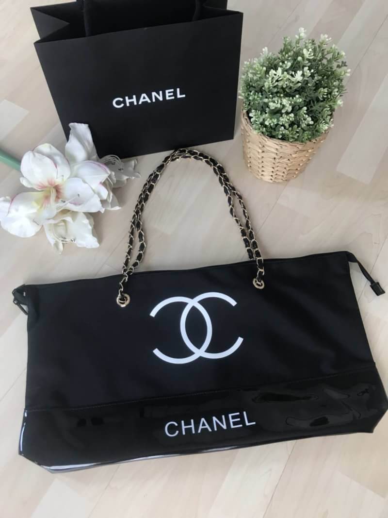 New Gorgeous☆☆ กระเป๋าใบใหญ่ทรง Tote จากแบรนด์ Chanel VIP gift Bag ทำจากผ้าหนา Polyester ฐานล่างกระเป๋าทำจากหนังแก้วผิวมันเงา สวยหรู สกรีนโลโก้ชาแนลหน้าหลัง หัวซิปปั้มโลโก้ ด้านในเป็นช่องกว้าง และมีอีกหนึ่งช่องเก็บของ รุ่นนี้สะพายไหล่เป็นสาย