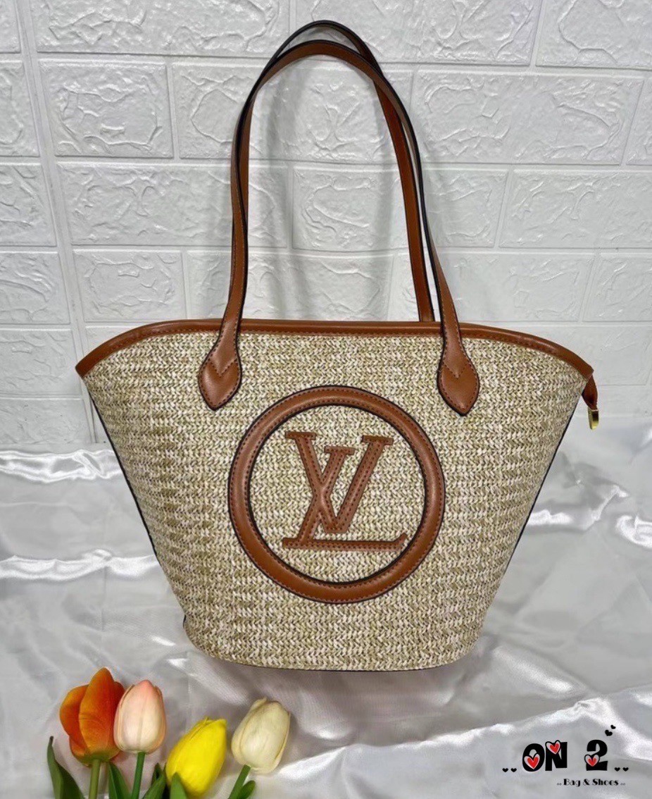 LV SAINT JACQUES TOTE BAG 25cm กระเป๋าสะพายรุ่นลิมิเต็ดหายาก ด้วยวัสดุสังเคราห์จากธรรมชาติ สานเต็มใบออกมาเป็นลวดลายสวยงาม และยังโดดเด่นด้วยโลโก้ สีโทนอุ่น