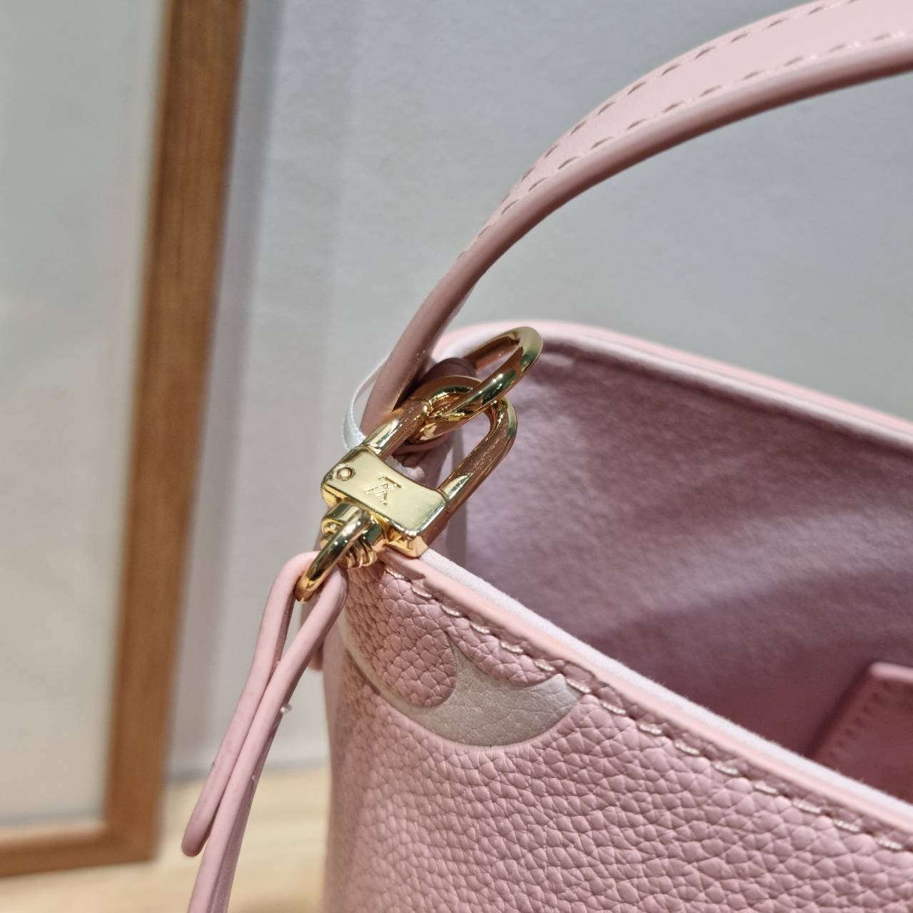 LV All In BB Bag กระเป๋าทรงบัคเก็ตที่มาแรงมากๆตอนนี้ พร้อมสีใหม่ต้อนรับวาเลนไทน์ รูปทรงคลาสสิคสะดวกใช้ ดีไซน์ลูกเล่นสนุกๆ ปรับเปลี่ยนรูปทรงกระเป๋าได้ไม่น่าเบื่อ ด้านข้างตกแต่งพวงหนังห้อยพร้อมกุญแจ