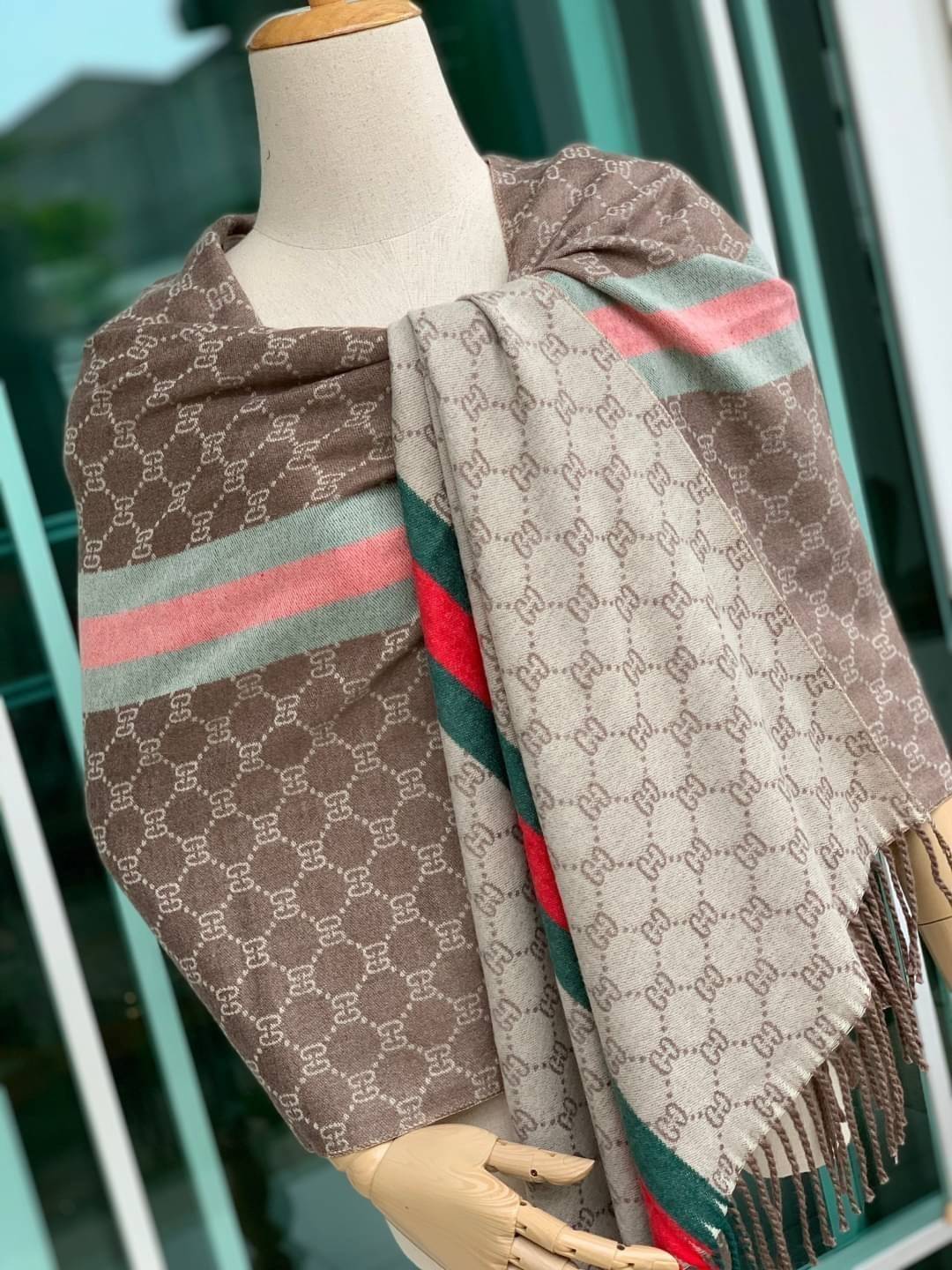 Gucci Classic Print Scarf แบรนด์ดังจากประเทศอิตาลี ด้วยงานพรีเมี่ยมกิ้ฟ ส่งมอบความรู้สึกดีๆให้กับคนที่คุณรัก ในรูปแบบผ้าพันคอและผ้าคลุมไหล่ผืนใหญ่สีสันไม่ฉูดฉาด เหมาะกับชุดที่เป็นทางการหรือลำลองก็ได้ เป็นผ้าที่ให้ความอบอุ่น ถักทอด้วยผ้าcashmere ผ้าเนื้อดี