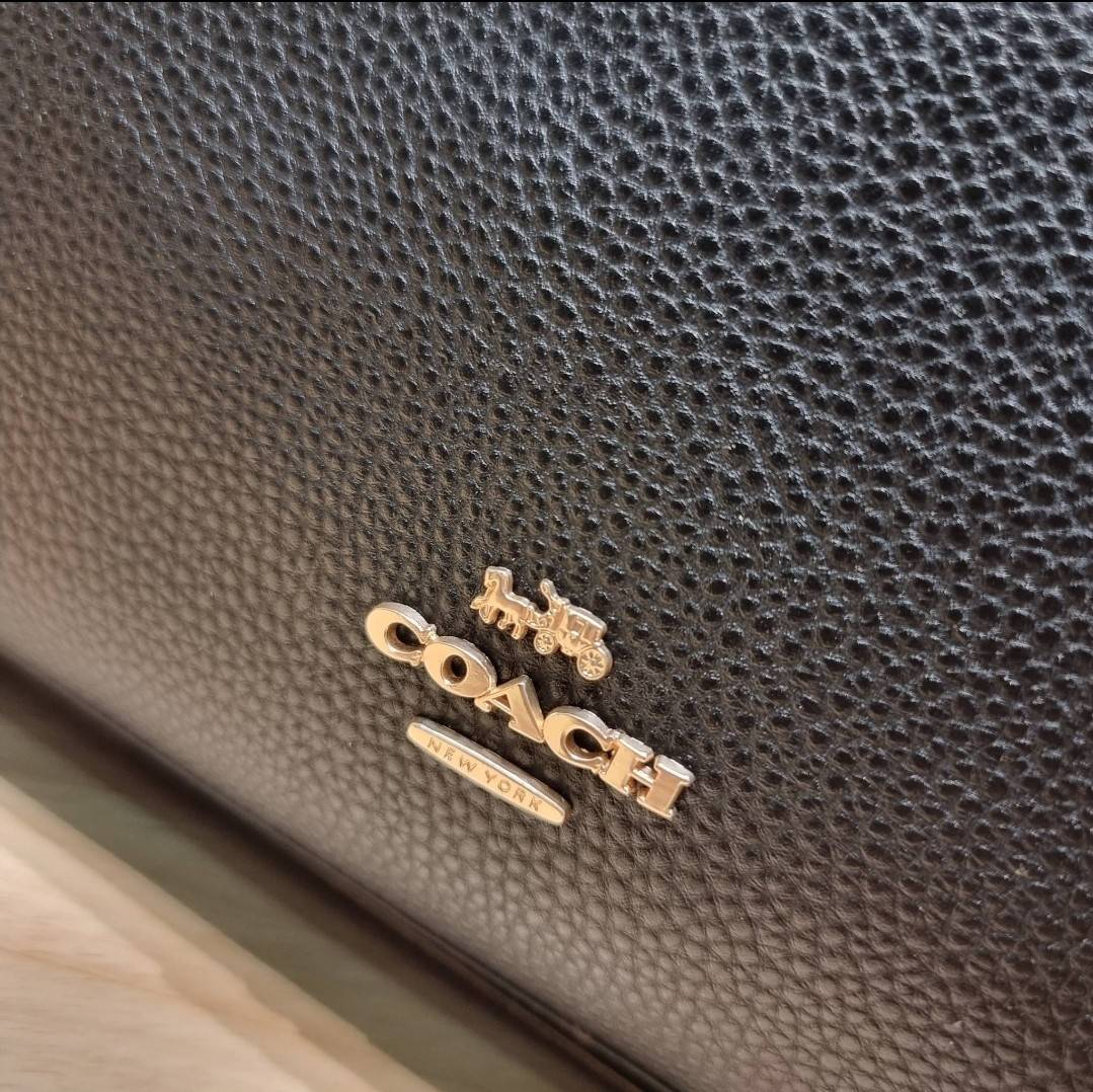 COACH HANNA CARRYALL IN SIGNATURE CANVAS / CH187 / CH195 / CH542 น้องใหม่ เรียบหรู ดูแพง กับกระเป๋าถือ/สะพายทรงสวย คงความคลาสสิค ดีไซน์ตกแต่งสายคาดจับจีบข้างกระเป๋าเพิ่มดีเทล มาพร้อมหูจับในตัว