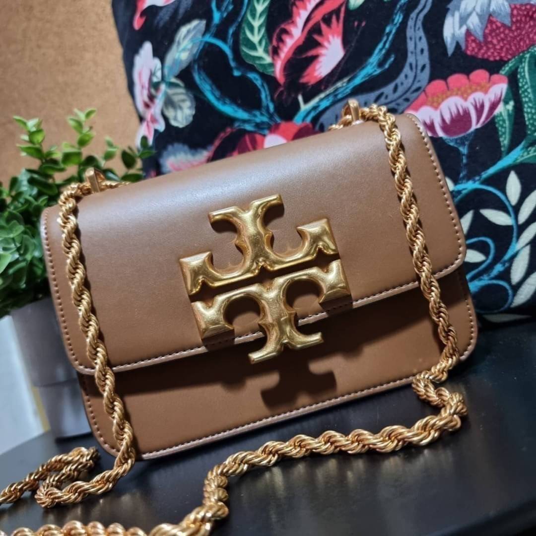 TORY BURCH ELEANOR SMALL CONVERTIBLE SHOULDER BAG ฮอตไอเท็ม รุ่นนี้ขายดีขายหมด สวยหรู คุณหนู ผู้ดี!! หายากมากแล้วน้า กระเป๋าสะพายข้าง ดีไซน์อยู่ทรง ขนาดกำลังสะดวกใช้สำหรับสาว วัสดุหนังแท้เต็มใบ สีทูโทน เปิด-ปิดด้วยแถบแม่เหล็ก ภายในแบ่งสัดส่วนได้เป็นอย่างด