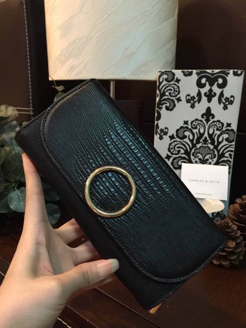 Don't Miss! CHARLES & KEITH LONG WALLET กระเป๋าสตางค์ใบยาวฝาพับรุ่นใหม่ชนช็อปหนังอยู่ทรงเเข็งแรงทนทานด้านหน้าประดับอะไหล่วงกลมวิ้งๆเพิ่มความหรู เปิดปิดด้วยกระดุมแม่เหล็ก ภายในมีช่องซิปและช่องใส่บัตรหลายช่อง สามารถใส่ iphone7+ ธนบัตร เหรียญ ได้ครบ สวย