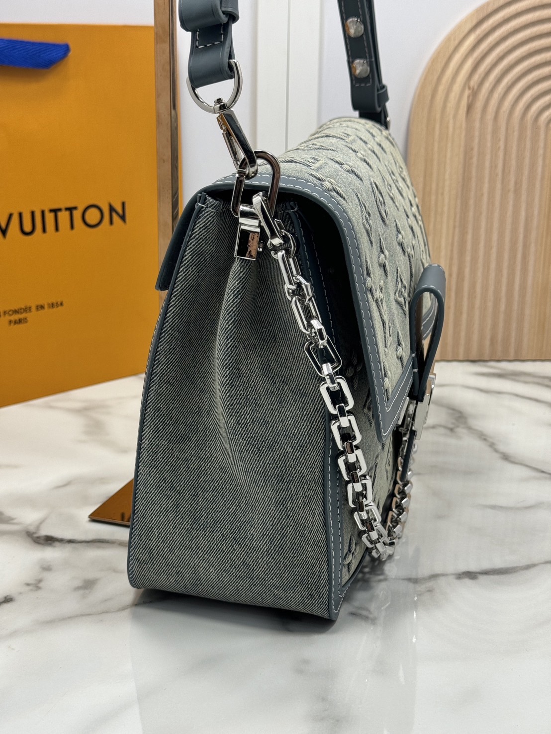 LV Dauphine 30 Monogram Denim Bag กระเป๋าสะพายทรงสวยใบใหญ่คลาสสิกเดนิมซีดสไตล์วินเทจ ปั้มนูนโลโก้ลายโมโนแกรม ใหม่ล่าสุด ส่งท้ายปีแบบสุดหรู กับกระเป๋าสะพายลุคคุณนาย