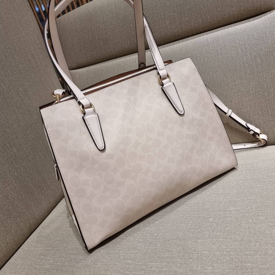COACH C4075 TATUM CARRYALL IN SIGNATURE CANVAS คอลเลคชั่นใหม่ล่าสุด จัดมาให้ได้สวยก่อนใคร สวยหรูทุกสี!! ลุคผู้ดีต้องมาอีกหนึ่ง กระเป๋าสะพายทรงสวย ที่มาพร้อมสายสะพายไหล่ในตัว และสายครอสบอดี้สำหรับสะพายข้าง วัสดุหนัง crossgrain สวยคมมากๆ ตัวกระเป๋าถูกแบ่งเป