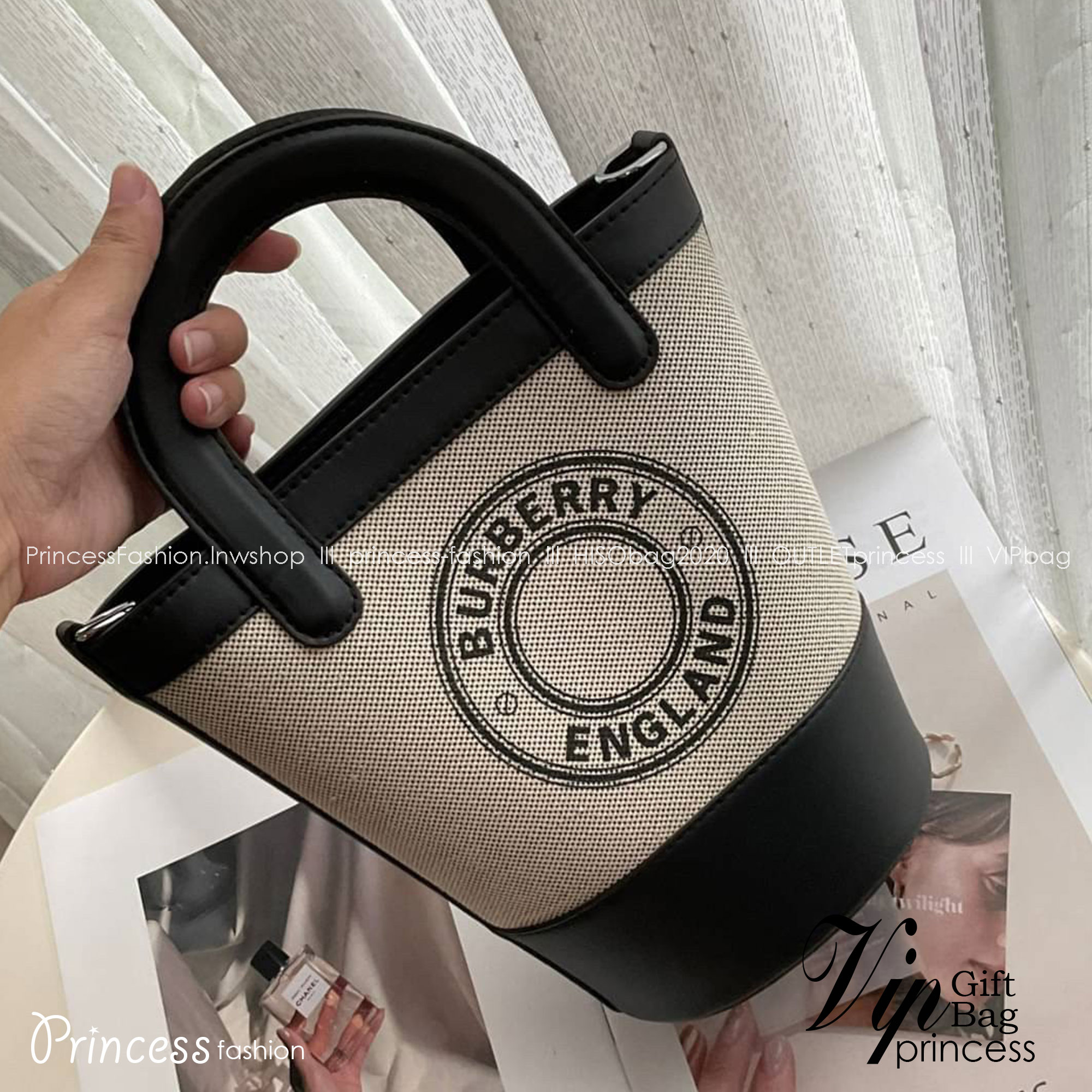 BURBERRY MINI CANVAS CROSSBODY BAG / BURBERRY BUCKET BAG *งานหรูมาก กระเป๋าทรง CROSSBODY ใบขนาดกำลังดี *ผ้าแคนวาสคาดหนังวัวแท้ ปักโลโก้แบรนด์ด้านหน้า ด้านในเปิดปิดด้วยกระดุมคาด สามารถใส่กระเป๋าสตางค์ยาว สมุดบัญชีได้