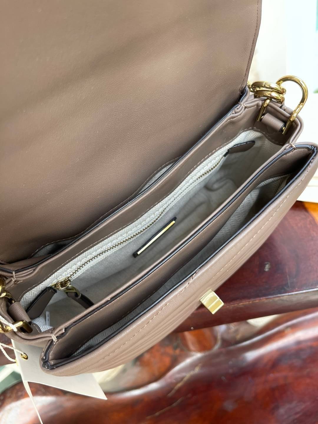 TORY BURCH Kira Chevron Top-handle Satchel กระเป๋าหนังแกะ สัมผัสนุ่มควบคู่กับดีไซน์อันเป็นเอกลักษณ์ กระเป๋าถือทรงสวยที่มีดีไซน์อันเป็นเอกลักษณ์ไม่เหมือนกับที่ไหน ด้วยการตัดเย็บหนังแกะแสนนุ่มแบบลายบุสองชั้น เพิ่มมูลค่าด้วยสายสะพายที่ทำจากโลหะสีทอง อีกทั้งย