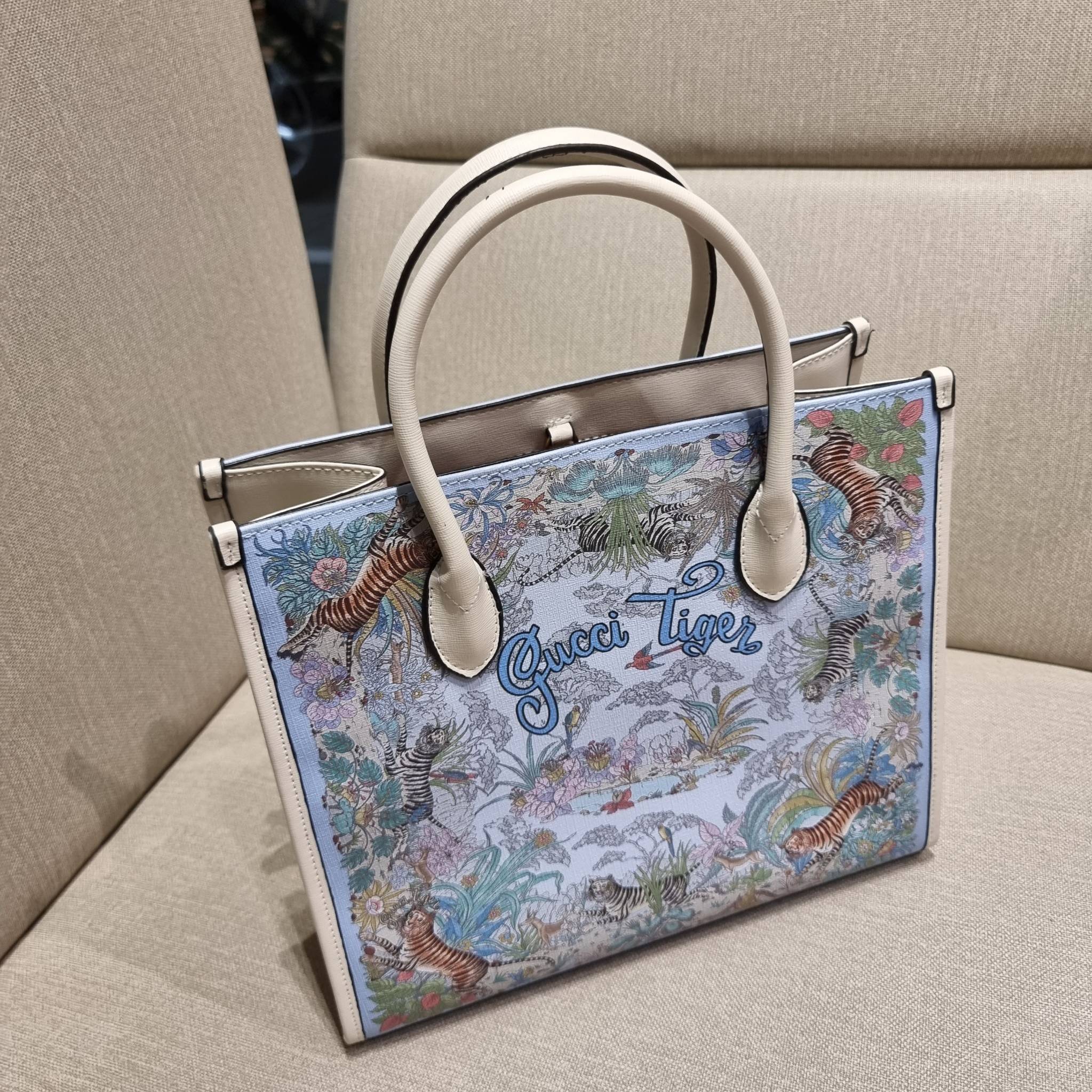 GUCCI TOTE BAG คอลเลคชั่นปีเสืออีกหนึ่ง สวยม้ากก!! กับกระเป๋าทรงโท้ท วีไอพีพรีเมี่ยมกิ๊ฟ ไซส์ใหญ่ โดดเด่นด้วยลวดลายไม่ซ้ำใคร สวยเอกลักษณ์ วัสดุหนังแคนวาส พรินท์ลายเต็มใบ ภายในโล่งกว้างมาก ใส่ของแบบแน่นๆ จุๆไปได้เลย หมดห่วง!! และยังมีสายครอสบอดี้มาให้ จะสะ