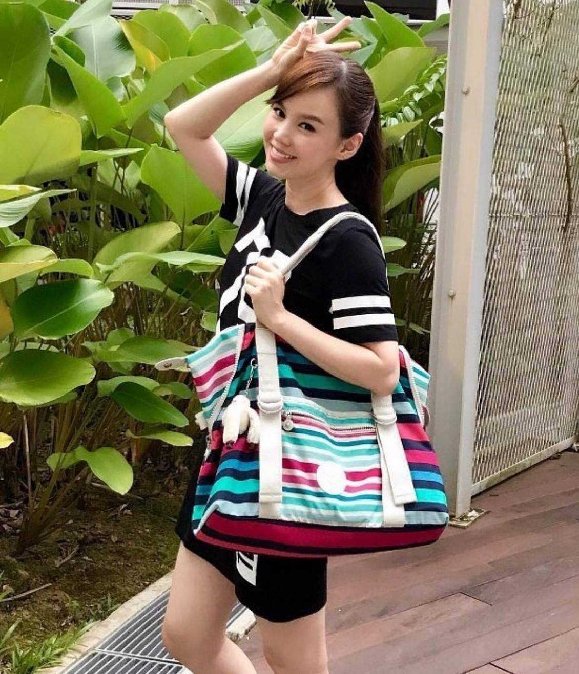 NEW ARRIVAL! KIPLING ART (LARGE) TOTE BAG 2018 กระเป๋าถือหรือสะพายรุ่นใหม่ใบใหญ่จุใจสาวๆที่สัมภาระเยอะ วัสดุ Nylon+Polyester 100% น้ำหนักเบา โดดเด่นที่สามารถรูดซิปมุมกระเป๋าเปลี่ยนทรงได้ไม่จำเจ มีหูหิ้วสะพายไหล่ได้ มือจับหูหิ้วเป็นหนังปั้มโลโก้ พวงกุญเเจล