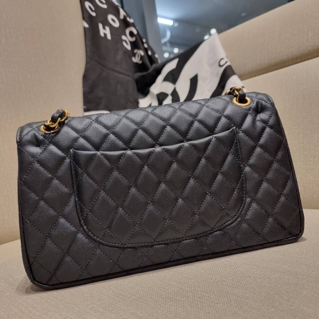 VIP 🥂 CHANEL LARGE CLASSIC JUMBO HANDBAG RARE ITEM!! CHANEL GIFT BOX SET สุดหรูชวนให้สะสมกันอีกแล้วหนึ่ง สุดยอดเดอะเบสท์ไอเท็ม พร้อมเสิร์ฟครบชุด สุดคุ้ม จัดให้กับกระเป๋ารุ่นคลาสสิคฮิตตลอดกาล ใบใหญ่จุแบบสุดๆ พร้อมกับผ้าคลุมไหล่ผืนใหญ่ ผ้าวูลนุ่มสุด