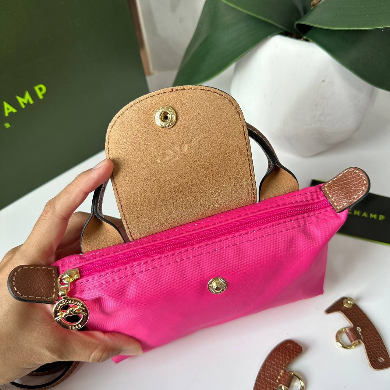 LONGCHAMP LE PLIAGE ORIGINAL Pouch with handle กระเป๋าใบเล็กขนาดกระทัดเหมาะกับใส่ของจำเป็นจุกจิก กันน้ำได้ พร้อมส่ง