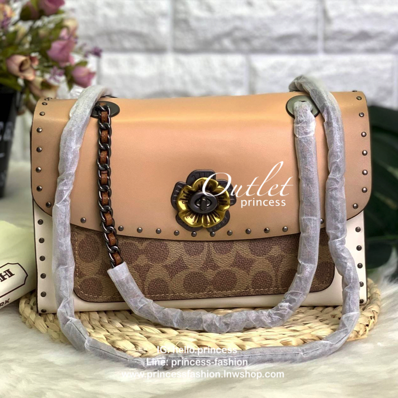 COACH PARKER SIGNATURE SHOULDER BAG กระเป๋าสะพายข้าง/ crossbody หนังแกะแท้ น้ำหนักเบา สวยหรู เปิดปิดกระเป๋าแบบหมุนล็อค อะไหล่รูปเป็นดอกคามิเลีย ภายในกระเป๋ากว้าง แบ่ง 2 ช่องหลัก ช่องซิปคั่นกลางเป็นสัดส่วน ใส่ wallet ยาว ของส่วนตัวใช้ได้ บุหนังกลับผสมกำมะห