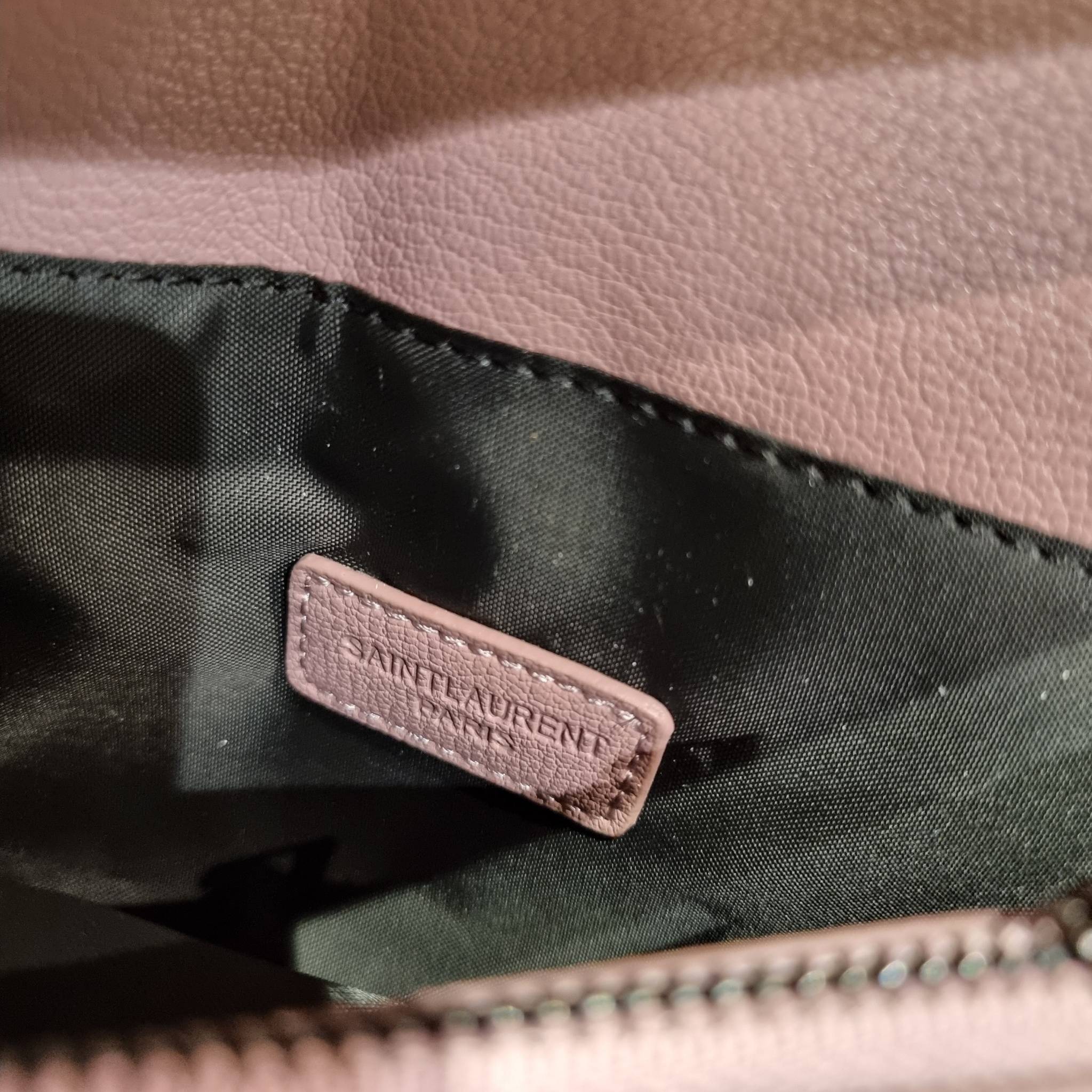 Yves Saint laurent crossbody boutique vip bag กระเป๋าสะพายไหล่ ดีไซน์ทรงสวยหรู พิเศษ แถมฟรี พวงกุญแจห้อยโลโก้ ดูแพงไปหมดจริงๆไอเท็มนี้ วัสดุหนังสังเคราะห์ลายคาร์เวีย เปิด-ปิดด้วยกระดุมแม่เหล็ก ภายในโล่งกว้าง แบ่งสัดส่วนไว้อย่างดี มาพร้อมหูจับในตัว และสายส