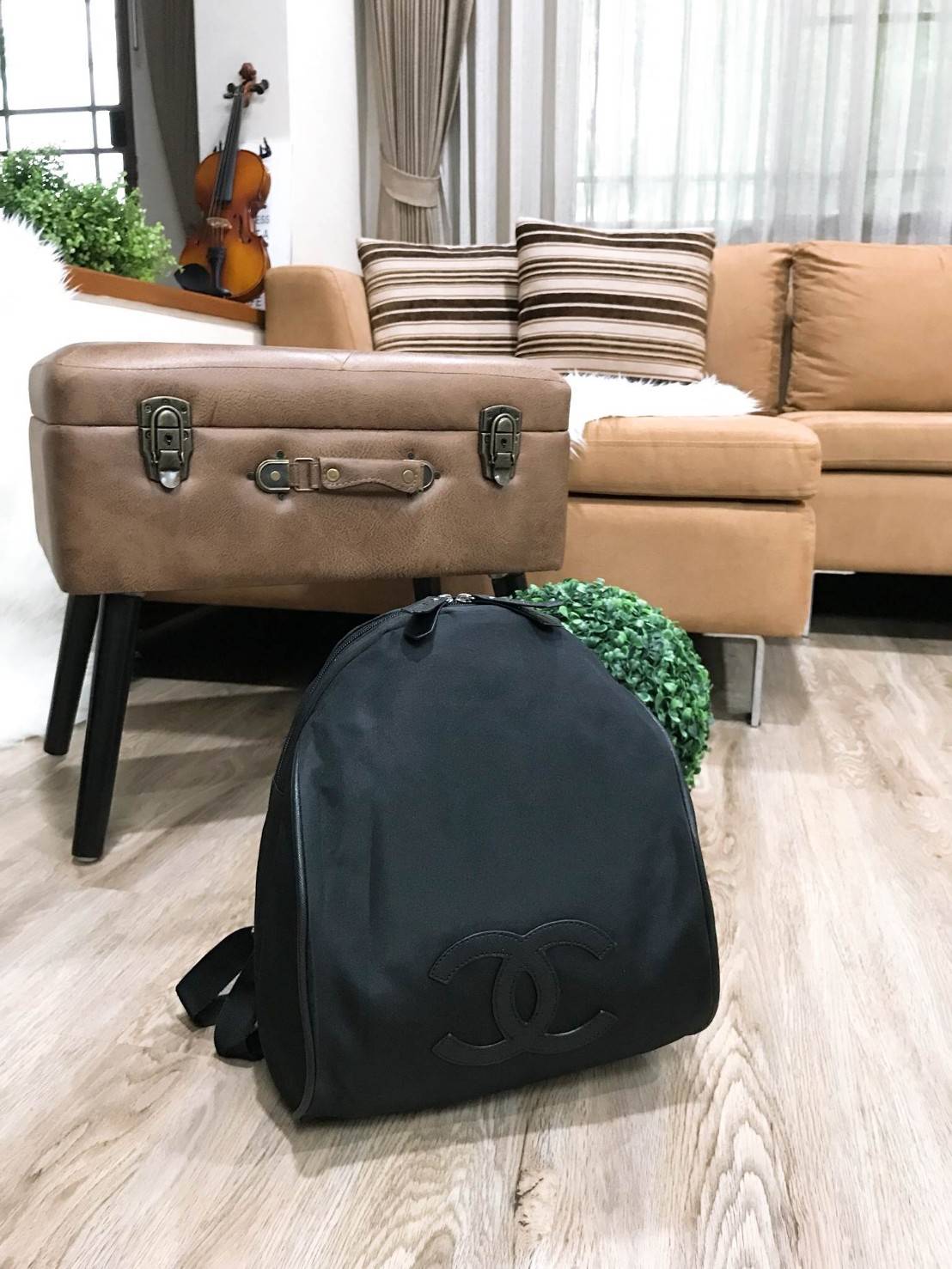 Chanel VIP Gift Backpack (พร้อมส่งโลโก้ขาว) สินค้าเป็นของแท้ ใหม่จากเค้าเตอร์เครื่องสำอาง/น้ำหอมแบรนด์ กระเป๋าเป้ของแท้จาก Chanel VIP Gift Bag วัสดุไนล่อน หัวซิปทำจากหนังปั้มชื่อแบรนด์ ด้านในเป็นช่องกว้าง และมีช่องซิปเล็ก ตัวสายสะพายด้านหลังเลื่อนปรับได้ค