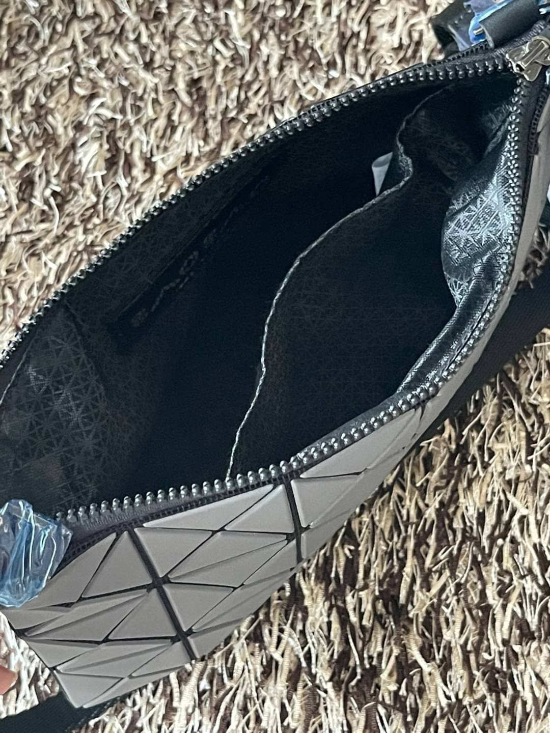 Baobao Issey Miyake Prism Kangaroo crossbody bag กระเป๋าสะพาย Crossbody รูปทรงสี่เหลี่ยมผืนผ้า ไซส์กำลังพอดี เห็นแบบนี้บอกเลยว่าใส่ของสำคัญได้แบบครบถ้วน ไม่ว่าจะเป็นโทรศัพท์ กระเป๋าตังค์ หรือพาวเวอร์แบงค์ จัดเป็นอีกหนึ่งรุ่นที่น่ารัก สายสะพายปรับได้ตามควา