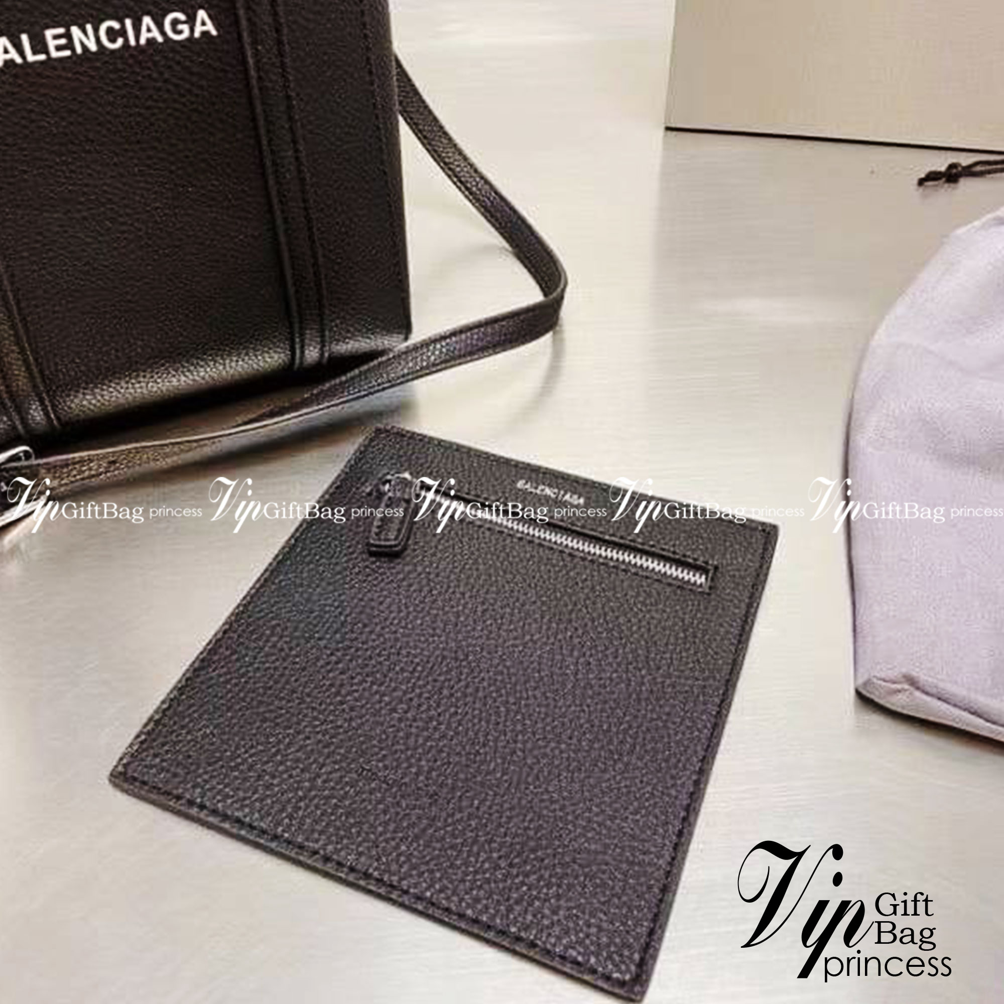 BALENCIAGA Everyday Tote Bag กระเป๋าโท้ทมินิไซส์ สาวๆอย่างเราถูกใจ ขนาดกะทัดรัด สีดำคลาสสิค ใช้ได้ในทุกโอกาส สะพายไปเรียน ไปทำงาน เหมาะทุกลุค วัสดุหนังคุณภาพดี สาวๆต้องไม่พลาดเลยน้า