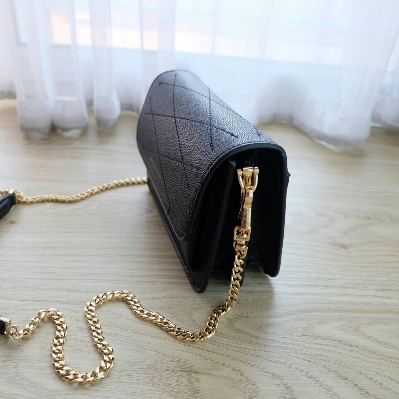 Charles & Keith Front Flap Crossbody Bag กระเป๋าสะพาย อยู่ทรง ขนาดกำลังดี วัสดุหนังลายคาเวียร์ ด้านในแบ่งเป็น 3 ช่องใหญ่ แยกเก็บของได้เป็นสัดส่วนค่ะ สายสะพายแบบโซ่ยาว 119 cm มีหนังรองบ่า สามารถถอดได้ค่ะ