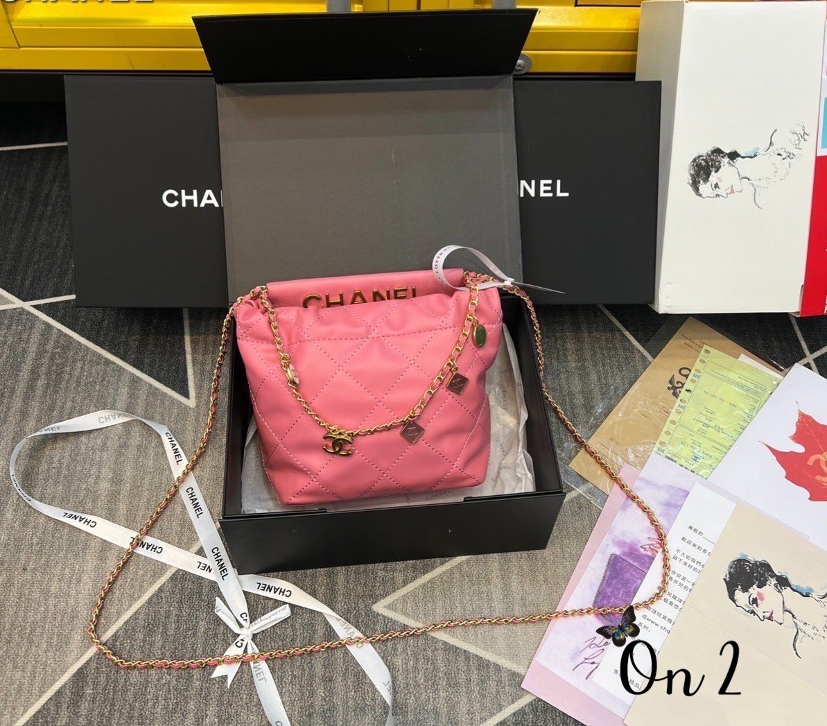Chanel ss22 shopping tote / Chanel 23P mini bucket bag น่ารักมากๆ กับกระเป๋าสะพายไซส์มินิ ที่ปล่อยผ่านไม่ได้จริง ดีไซน์สายโซ่คล้องแขนตกแต่งอะไหล่ห้อยเพิ่มมูลค่า