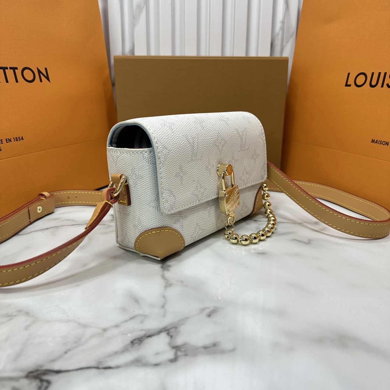 ORI หนังแท้ | LV Steamer crossbody bag Monogram Canvas / LV Trunk Bag กระเป๋าสะพาย กระเป๋าสตางค์แบบสะพายรุ่น Steamer รังสรรค์จาก Monogram แคนวาส แต่งขอบหนัง Aged Natural และฮาร์ดแวร์สีทอง