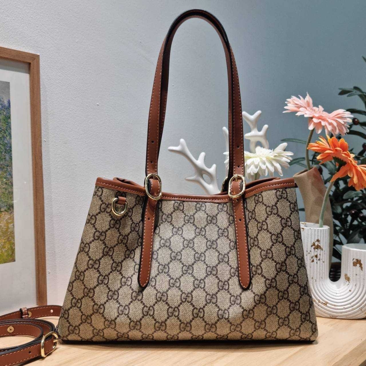 GUCCI GG Emblem small tote bag กระเป๋าทรงโท้ทสะพายไหล่ ที่ขนาดกำลังสวย ใส่ของได้แบบจุกๆ หูสะพายปรับและถอดออกได้ เก๋มากๆ