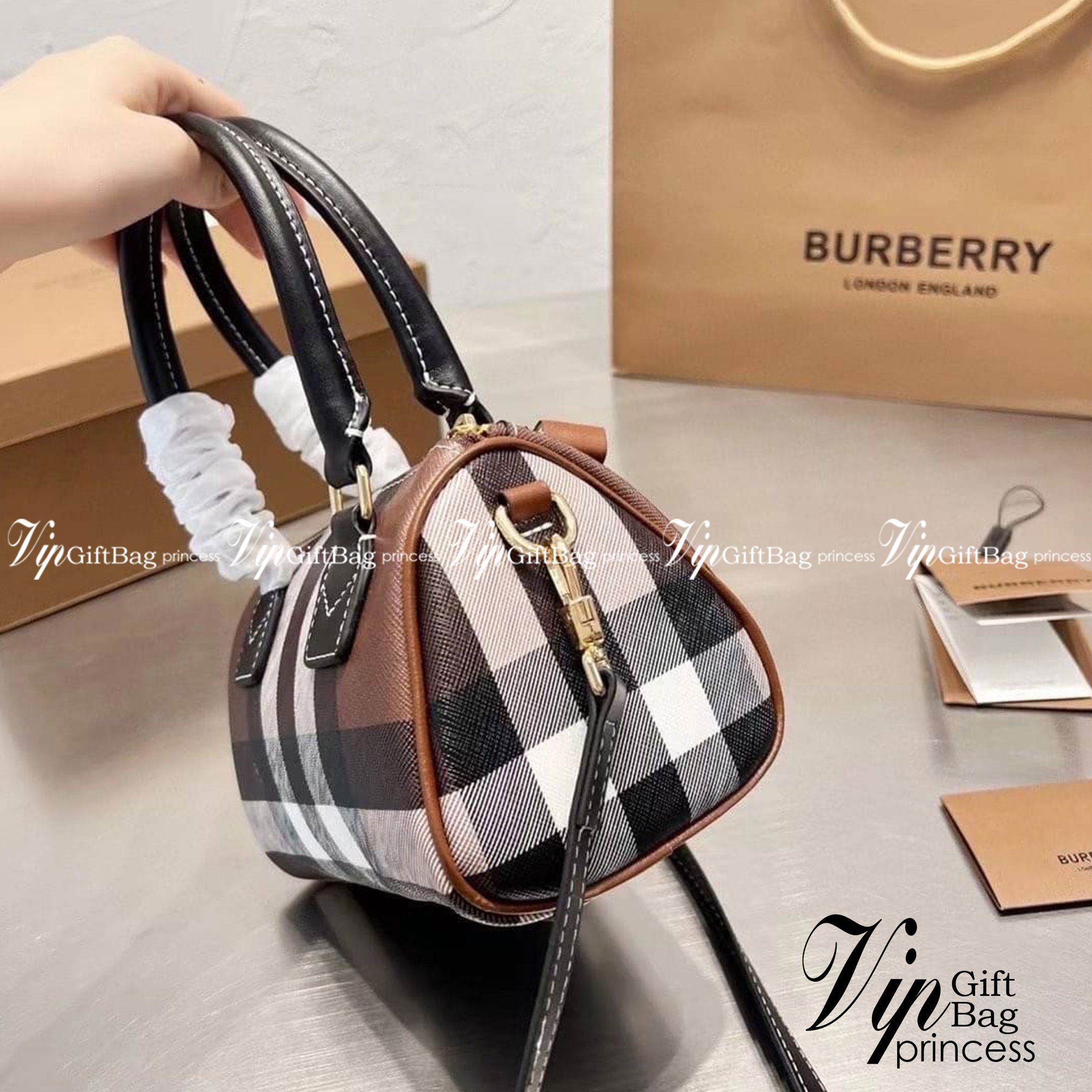 Burberry Small Check Bowling Bag / Burberry Coated fabric boston bag / BURBERRY FRAGRANCES VINTAGE BOWLING BAG กระเป๋าสะพายใบเล็กน่ารัก ลายวินเทจ โทนสีใช้งานง่าย Vintage Signature สวยหรูสุดคลาสสิค ภายในโล่งกว้าง สามารถใส่มือถือ กระเป๋าสตางค์ ของจุกจิกได้ 