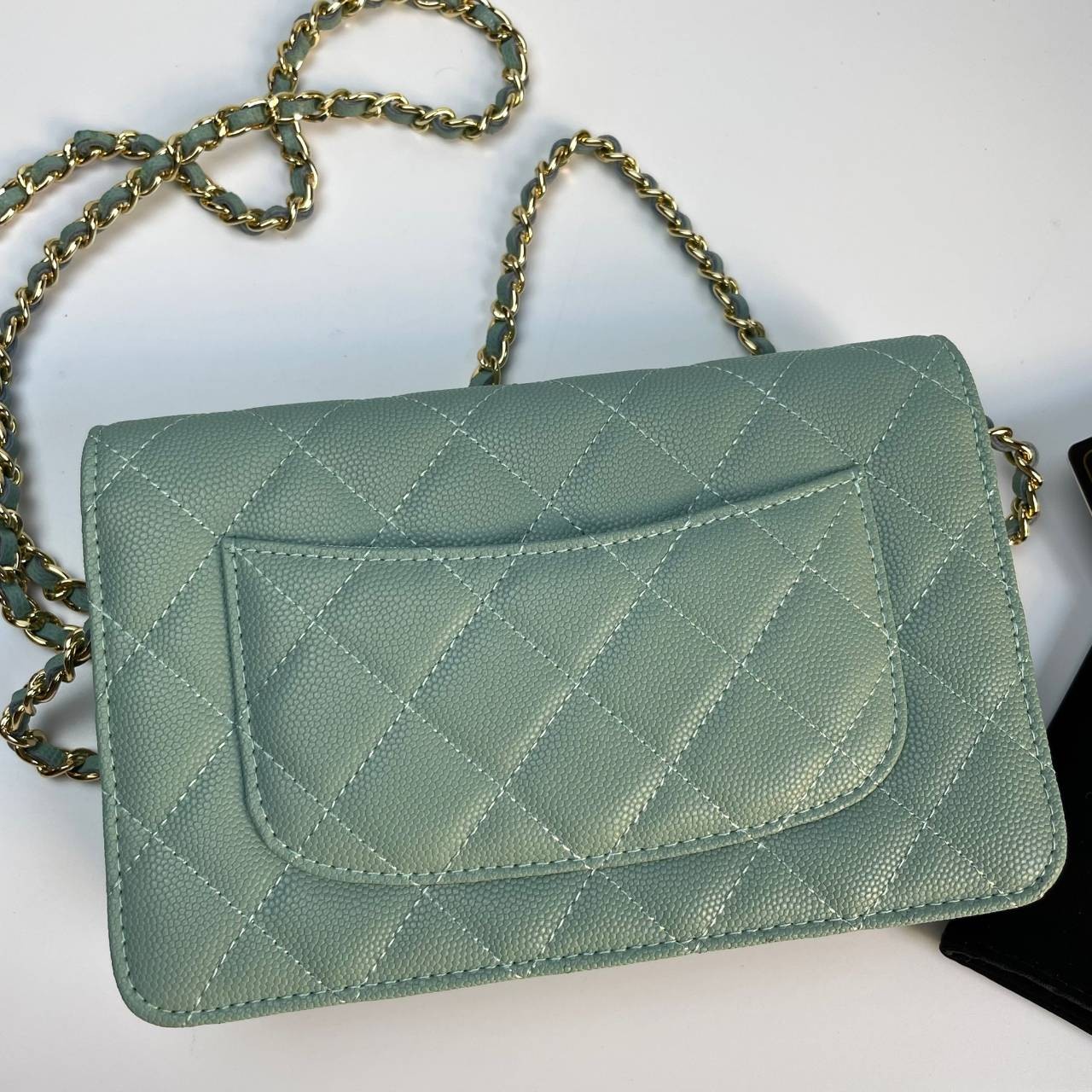 VIP 】หนังแท้ CHANEL WOC style โทนสีพาสเทล กระเป๋าสะพายทรงสวยตลอดกาล วัสดุหนังลายคาเวียร์ เนื้อนุ่ม อยู่ทรงคุณภาพดีตามแบบฉบับของแบรนด์ น้ำหนักเบา ด้านหน้ามีโลโก้แบรนด์อะไหล่หรู มีช่องใส่บัตร ใส่ของจุกจิก เปิดปิดด้วยฝาปิดกระดุม ซับในหนัง ตัวจริงสวยมากๆถูกใจ